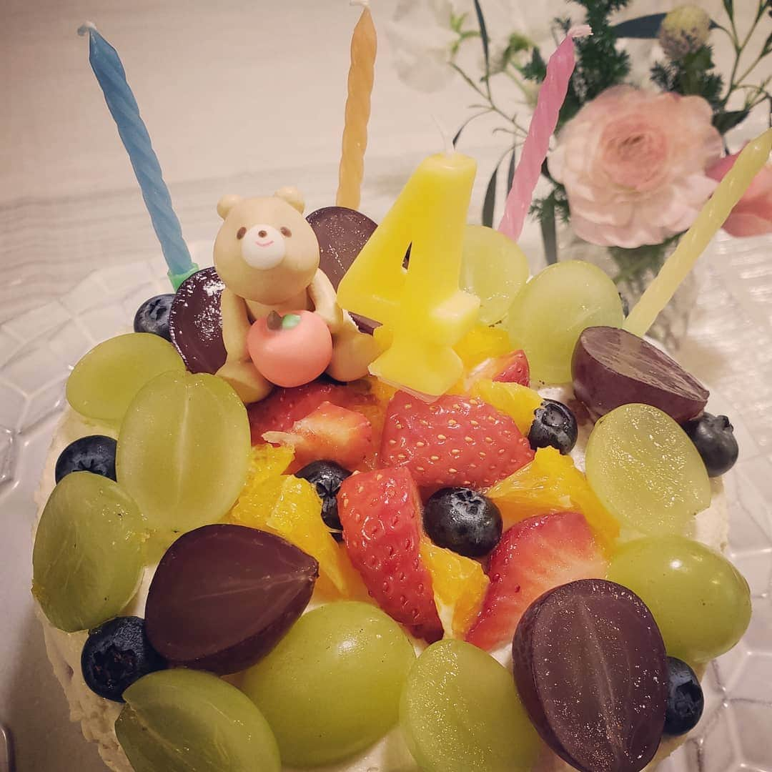 向山志穂さんのインスタグラム写真 - (向山志穂Instagram)「Happy Birthday ...❤❤❤ 娘の4歳のお誕生日💐  夕飯は娘がリクエストしたミートソースパスタ🍝 大好きなパンプキンスープ🎃 大好きなシャインマスカット&フルーツケーキでお祝いしました。  フルーツケーキの最後のデコレーションは娘も一緒にお手伝いしてくれました👧  幼稚園から帰ってきた娘は散らかってるキッチンのシンクの中をみて一言。 ママ、頑張ったんだね。と😂  そして、四歳になったとたんにびっくり発言！ ○○ちゃんが大きくなったらママはずっと座ってていいからね！ ○○ちゃんがご飯を作るから！と😂嬉しい事を言ってくれました😍  ケーキはちょこっと失敗した箇所や作り方を間違えたりで😣よく見ると綺麗ではないけれど、、、 美味しい✨美味しい✨と笑顔で食べてる顔を見れて、、、 それだけで本当に嬉しかった💕  四歳の娘のお誕生日プレゼントは娘がずっと欲しいと言っていた時計⌚ 三歳の時に欲しかったお誕生日プレゼントは｢アンパンマンのアイスクリーム｣やさんだったので、四歳になって欲しいものがいきなり大人びたなぁ。と感じました😂 女の子だからかな？？ これで時計がよめるようになってくれたらいいなぁ😊  #娘のお誕生日#手作りケーキ##Happydinner #HappyBirthday #Handmadecake」11月21日 23時42分 - shihoo9o6