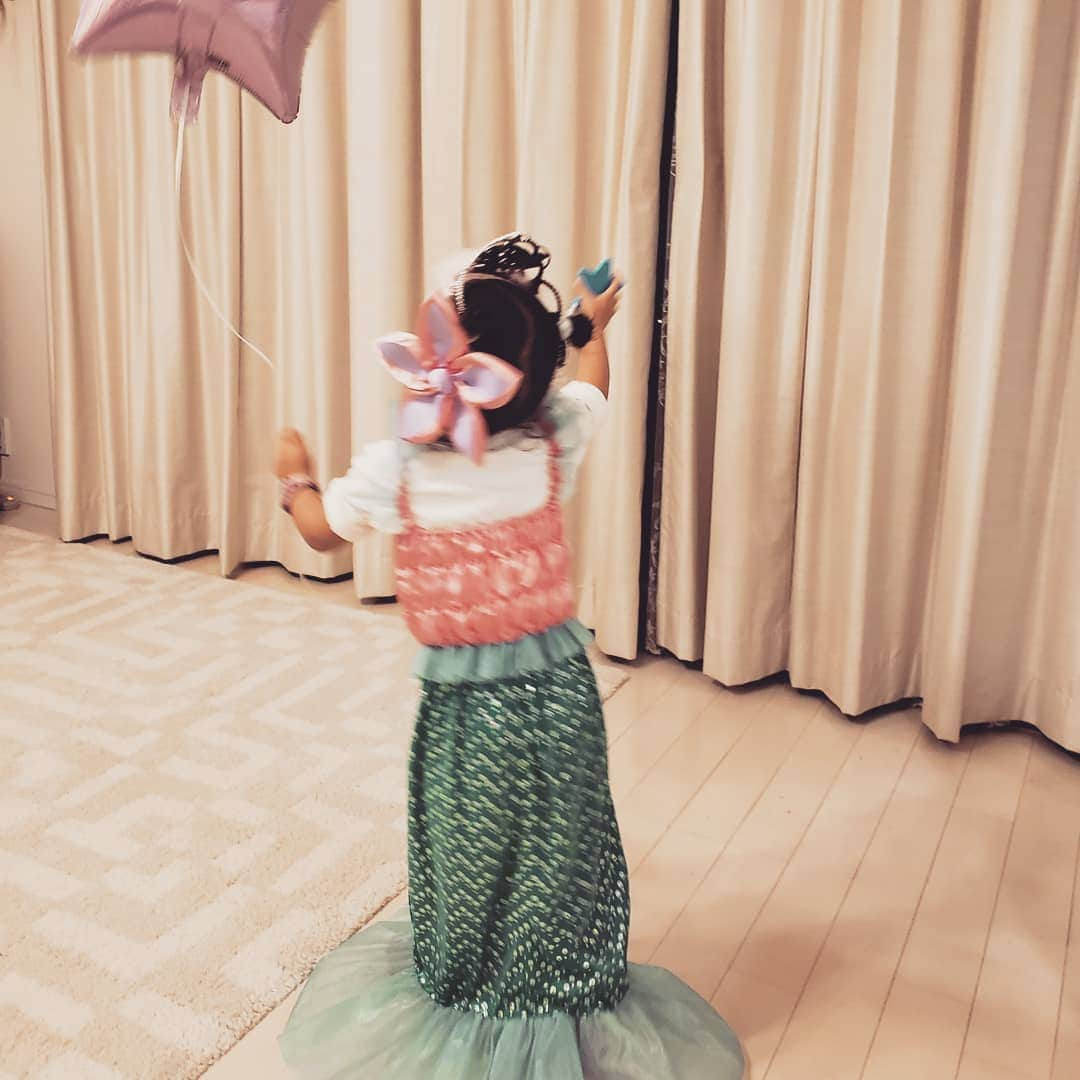 向山志穂さんのインスタグラム写真 - (向山志穂Instagram)「Happy Birthday ...❤❤❤ 娘の4歳のお誕生日💐  夕飯は娘がリクエストしたミートソースパスタ🍝 大好きなパンプキンスープ🎃 大好きなシャインマスカット&フルーツケーキでお祝いしました。  フルーツケーキの最後のデコレーションは娘も一緒にお手伝いしてくれました👧  幼稚園から帰ってきた娘は散らかってるキッチンのシンクの中をみて一言。 ママ、頑張ったんだね。と😂  そして、四歳になったとたんにびっくり発言！ ○○ちゃんが大きくなったらママはずっと座ってていいからね！ ○○ちゃんがご飯を作るから！と😂嬉しい事を言ってくれました😍  ケーキはちょこっと失敗した箇所や作り方を間違えたりで😣よく見ると綺麗ではないけれど、、、 美味しい✨美味しい✨と笑顔で食べてる顔を見れて、、、 それだけで本当に嬉しかった💕  四歳の娘のお誕生日プレゼントは娘がずっと欲しいと言っていた時計⌚ 三歳の時に欲しかったお誕生日プレゼントは｢アンパンマンのアイスクリーム｣やさんだったので、四歳になって欲しいものがいきなり大人びたなぁ。と感じました😂 女の子だからかな？？ これで時計がよめるようになってくれたらいいなぁ😊  #娘のお誕生日#手作りケーキ##Happydinner #HappyBirthday #Handmadecake」11月21日 23時42分 - shihoo9o6