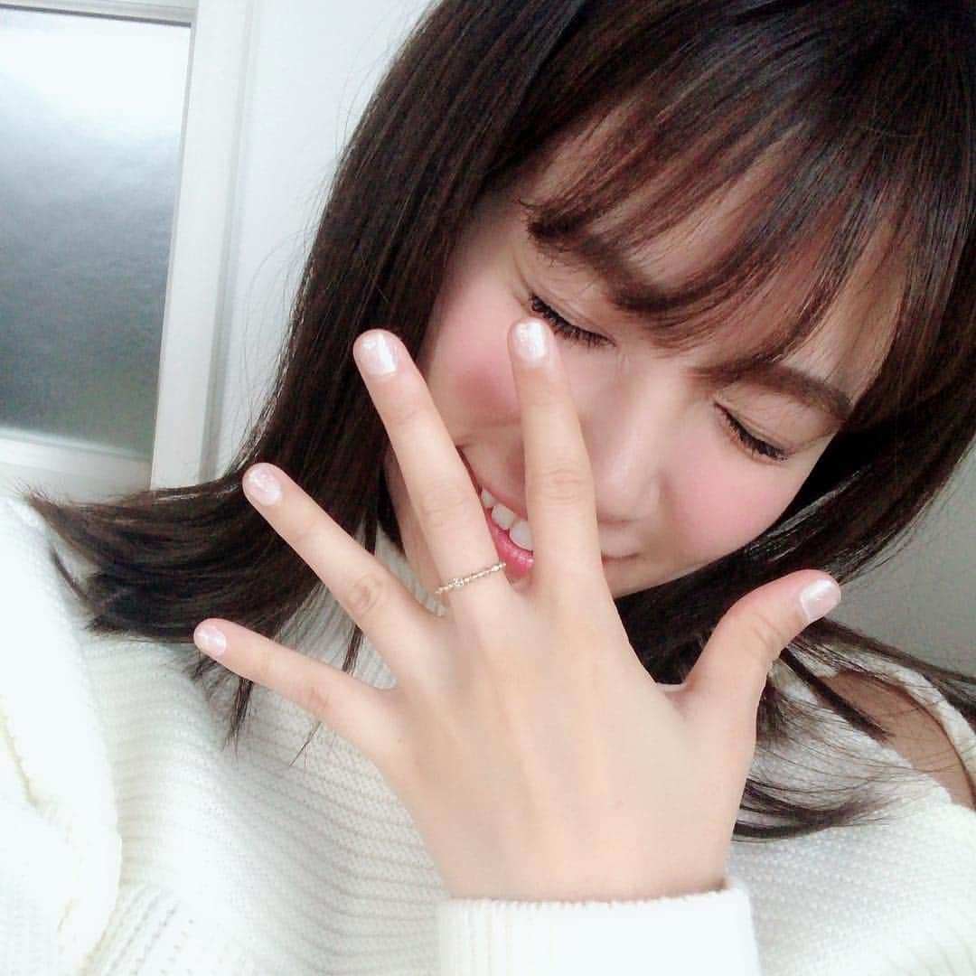 菜乃花さんのインスタグラム写真 - (菜乃花Instagram)「久々のセルフネイル💅🏼 . おでかけの予定があったので わたしのちんちくりんのおててに ネイルしてみました😌 . 近くで見るとこのゴミみたいなラメが雪みたいでキラキラして可愛い😌😌」11月21日 23時56分 - nanoka0707