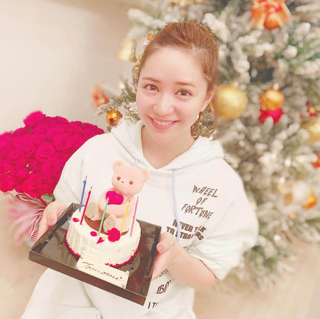 河西智美さんのインスタグラム写真 - (河西智美Instagram)「家族が集まって お祝いしてくれました😭❤️ . 大好きなおじいちゃんの手料理を ふるまってくれました🥺㊗️ . 牡蠣のグラタン、天ぷら、かぼちゃの煮付け 炊き込みご飯、などなど おじいちゃんの手料理食べれるの すっごい幸せ😢😢😢❤️ おいしかったー😭 . パパからは部屋に飾ってる絵の額縁が見つからないのを前から相談していたら、まさかの手作り額縁をプレゼントしてくれました😭サイズもピッタリ😭 うれしいぃぃ😭 、 かわいいケーキは姉から🥰 スッゴイかわいいしおいしかったー❤️ ありがとう🥳 . . . すごい幸せでハッピーな誕生日weeeek🎉を過ごせました😭❤️ みんなみんな本当にありがとう😭 . コメント、いいねもたくさん ありがとうー🌹🌹🌹 . . . #すっぴん#パーティ#部屋着#家族だから#いいよね🤗#こんな27歳も#よろしくね」11月22日 0時05分 - chiyu3u