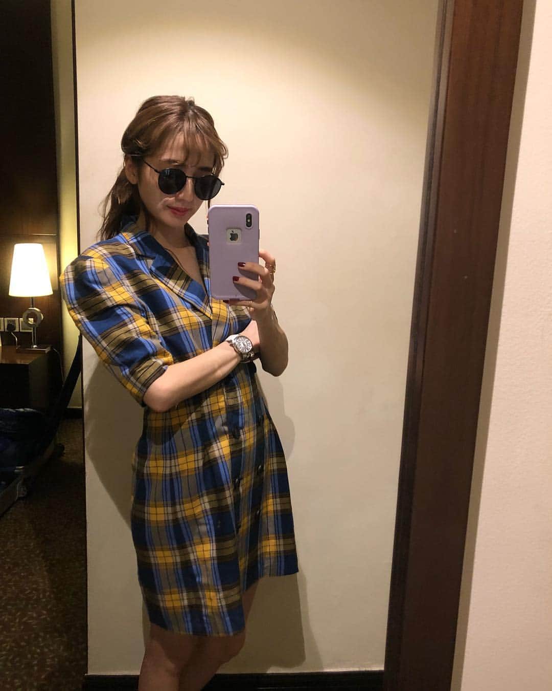 平木愛美のインスタグラム：「前の投稿で質問頂いていたので…♡ このワンピースは @bershkacollection ❤︎！！ドバイは暑いので、、夏のものですが＞＜ 肩パッドなチェックなワンピ。配色が可愛いよねえ。💛💙 なんかこの写真腕がたくましく見えますが…笑 ちょこっとごつめの白い @gagamilanoworld 時計もお気に入り♡ #愛美ふく #bershka #gagamilano #ootd . お洋服といえば、ついに、、、 とあるフリマをする予感です…♡ １２月中旬の土曜日。やっと皆んなに会えたりする時間ができるかなあ、、🌼 また改めてお知らせします！！！」