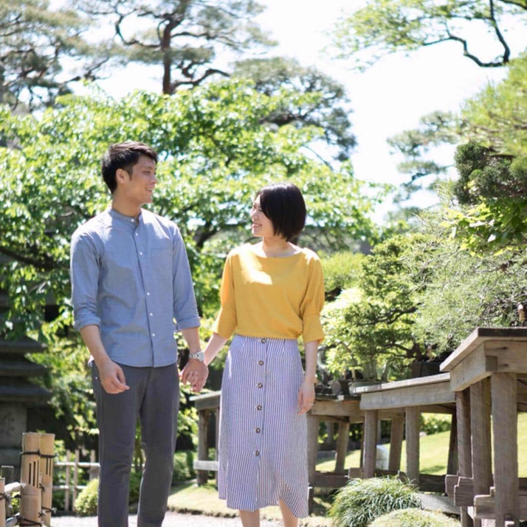 八芳園さんのインスタグラム写真 - (八芳園Instagram)「【11月22日は、いい夫婦の日 たまには、おふたりで八芳園にいらっしゃいませんか？】 八芳園グループでは年間約2,000組の結婚式をお手伝いさせて頂いています。1つとして同じご家族はなく、毎日、様々なドラマが生まれています。  金婚式などお2人の節目、 七五三や成人式のお祝い、 還暦など人生の節目にお越しくださる方。  初心を忘れないために、 お互いへの感謝を伝えるために、 仲直りをするためにお越しくださる方もいらっしゃいます。  いい気が流れている、 幸せのオーラを感じる、 元気になる、とお話くださる方もいらっしゃいます。  今日は、いい夫婦の日。 たまには、おふたりで八芳園にいらっしゃいませんか？  八芳園 https://www.happo-en.com/ 【On November 22, "Good married couple's day", why don’t you come to Happo-en with your dearest?】 Happo-en group helps 2000 couples with their wedding ceremony every year. Each family is different and various stories have been created everyday in Happo-en.  Celebration of your milestones in your life,  such as golden (50th) wedding anniversary,  silver (25th) wedding anniversary, 60th’s birthday, children’s growth,shichigosan and adult ceremonies,  In order not to forget the feeling of that day to pledge to each other, to tell gratitude to each other, and some couples come to make up.  They tell us, “There is a nice ‘mind’ flowing in Happo-en." "Here feels the aura of happiness" "I feel fine when you come here.” Today is a good married couple’s day. Why don’t you have a good time with your dearest him or her at Happo-en on this day? [Happo-en] https://www.happo-en.com/  #いい夫婦の日 #結婚 #庭園 #夫婦水入らず #庭園散策 #紅葉 #八芳園 #笑顔 #夫婦 #日本庭園 #ともに歩いていく #ありがとう #happoen #japanesgarden #happy #garden #bonsai #11月22日 #おかえりなさい #人生の節目 #感謝 #初心 #人生 #生涯式場八芳園 #生涯式場 #これからもよろしく#cupple #goodcupple」11月22日 0時25分 - happoen