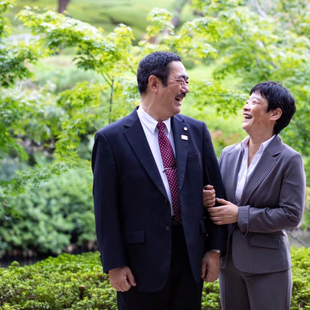 八芳園さんのインスタグラム写真 - (八芳園Instagram)「【11月22日は、いい夫婦の日 たまには、おふたりで八芳園にいらっしゃいませんか？】 八芳園グループでは年間約2,000組の結婚式をお手伝いさせて頂いています。1つとして同じご家族はなく、毎日、様々なドラマが生まれています。  金婚式などお2人の節目、 七五三や成人式のお祝い、 還暦など人生の節目にお越しくださる方。  初心を忘れないために、 お互いへの感謝を伝えるために、 仲直りをするためにお越しくださる方もいらっしゃいます。  いい気が流れている、 幸せのオーラを感じる、 元気になる、とお話くださる方もいらっしゃいます。  今日は、いい夫婦の日。 たまには、おふたりで八芳園にいらっしゃいませんか？  八芳園 https://www.happo-en.com/ 【On November 22, "Good married couple's day", why don’t you come to Happo-en with your dearest?】 Happo-en group helps 2000 couples with their wedding ceremony every year. Each family is different and various stories have been created everyday in Happo-en.  Celebration of your milestones in your life,  such as golden (50th) wedding anniversary,  silver (25th) wedding anniversary, 60th’s birthday, children’s growth,shichigosan and adult ceremonies,  In order not to forget the feeling of that day to pledge to each other, to tell gratitude to each other, and some couples come to make up.  They tell us, “There is a nice ‘mind’ flowing in Happo-en." "Here feels the aura of happiness" "I feel fine when you come here.” Today is a good married couple’s day. Why don’t you have a good time with your dearest him or her at Happo-en on this day? [Happo-en] https://www.happo-en.com/  #いい夫婦の日 #結婚 #庭園 #夫婦水入らず #庭園散策 #紅葉 #八芳園 #笑顔 #夫婦 #日本庭園 #ともに歩いていく #ありがとう #happoen #japanesgarden #happy #garden #bonsai #11月22日 #おかえりなさい #人生の節目 #感謝 #初心 #人生 #生涯式場八芳園 #生涯式場 #これからもよろしく#cupple #goodcupple」11月22日 0時25分 - happoen