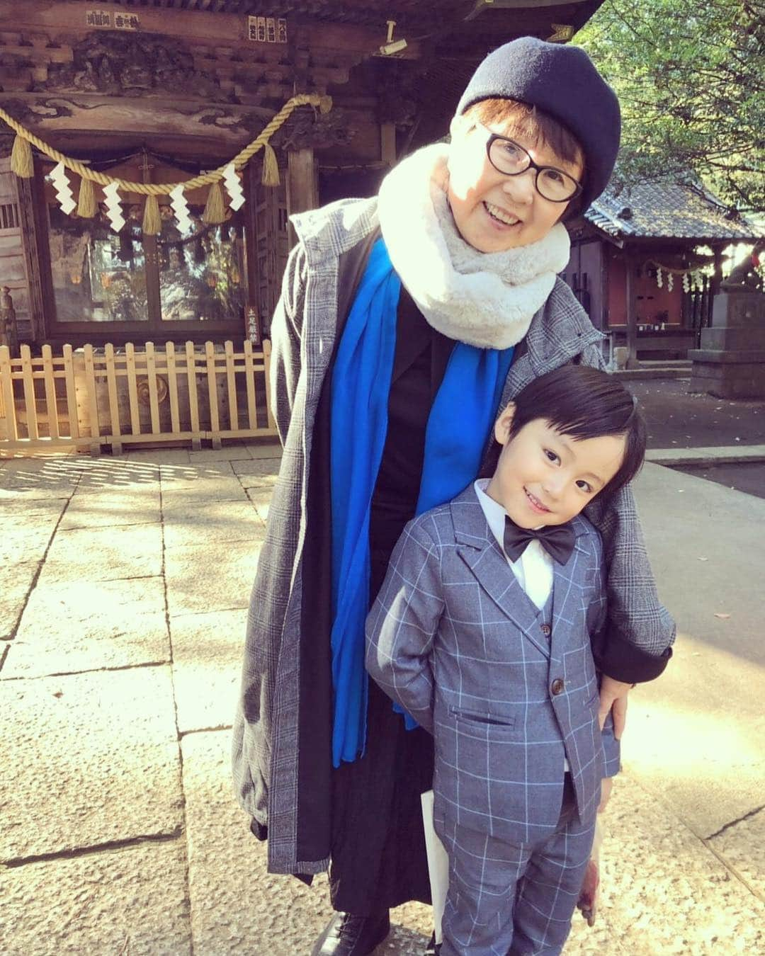 藤森慎吾さんのインスタグラム写真 - (藤森慎吾Instagram)「先日の七五三。 初めてのスーツとってもよく似合ってるね。 美代子ばぁもなんかオシャレしてる。嬉しそうでよかった。 おめでとう！！ そのうち大きくなったら「ねー、おじさん！あんま、俺のことインスタに載せるのやめてくんない？俺も学校とかでいろいろ言われんの迷惑だしさー。おじさんがいいね欲しさに載せるのに付き合いきれねーんだわ！」とか、言われたら本当に寝込むと思う。 だから、しーしーとか言ってくれてる可愛いうちにやめとこうかな。。。そろそろ。 #チャラ甥っ子 #大人になる妄想に震える #甥っ子からの卒業」11月22日 11時59分 - fujimori_shingo0317