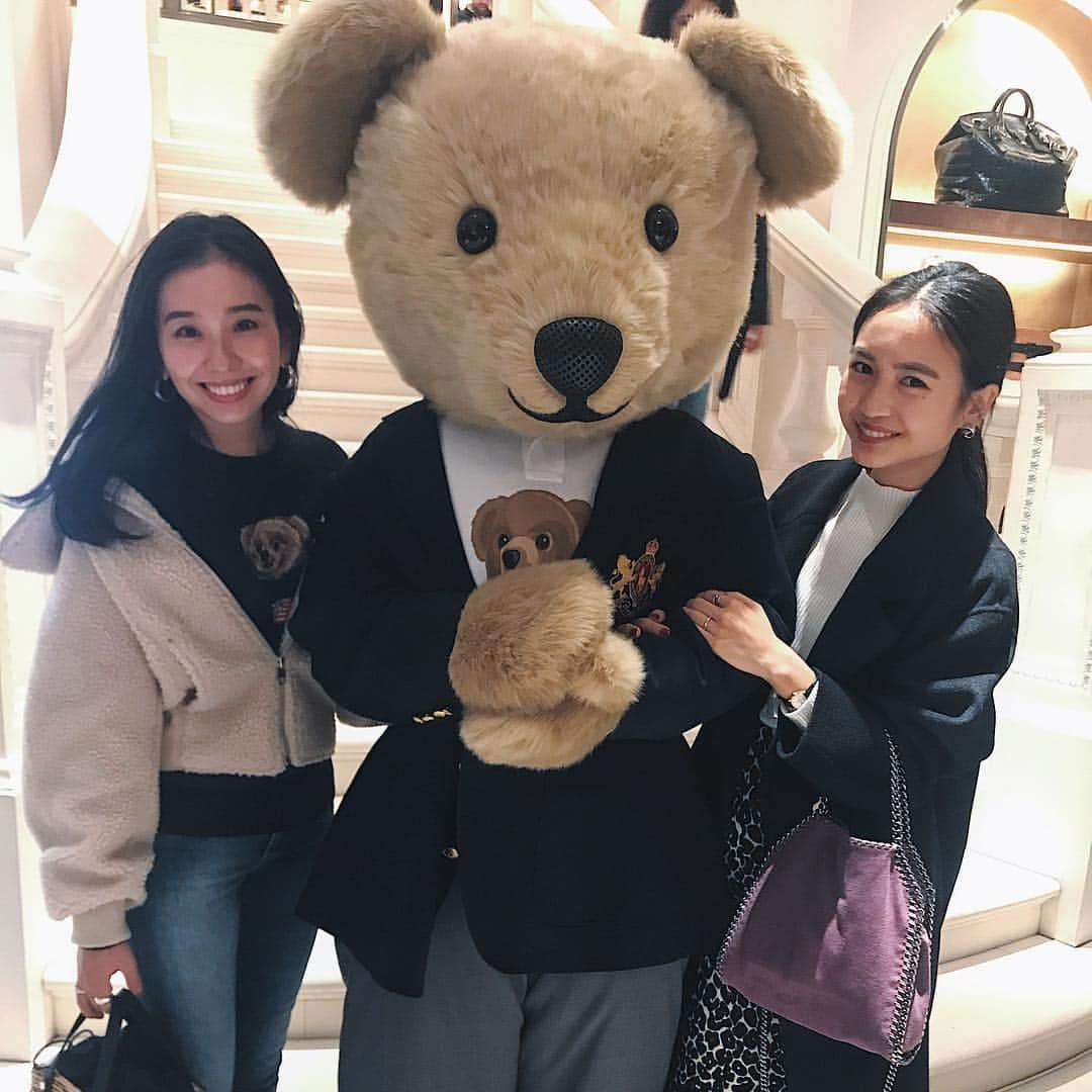 鈴木詩織さんのインスタグラム写真 - (鈴木詩織Instagram)「ラルフローレン表参道店レセプションイベントにご招待いただきました🏇 with @shokonatsume  彼も私も愛用している大好きなブランド💜 . ブランド創立50周年を迎えて、 ラルフローレン表参道がリニューアルされたんです！ 表参道店はよく行くのですがすごく変わっていてびっくり😳 . カスタマイズできるCYOコーナー新たに新設されて、 自分でワッペンや色などを選んでカスタマイズしてオリジナルのお洋服が作れるみたいです！ 彼に早速報告したら、すぐ行こう！って言ってました💜😆 . さらにチルドレンコーナーも新設されたんです👶🏽 友達に子どもが生まれるとラルフローレンをプレゼントすることが多いのですが、 表参道店に無いのでいつも百貨店で買っていたのが表参道店で買えるなんてうれしい💕 . 改めて彼とゆっくり表参道店に行きたい✌🏾 カフェのことはまた載せますね！ . . .  #ラルフローレン#ラルフローレンコーデ#表参道#50周年#リニューアル#レセプションパーティー#レセプション#ポロベア#ポロラルフローレン#cyo#poloralphlauren#ralphlauren#ralph#reception#receptionparty#omotesando##pr#RL50#myRL#RalphsCoffee#polobear」11月22日 12時28分 - shiorin0802suzuki