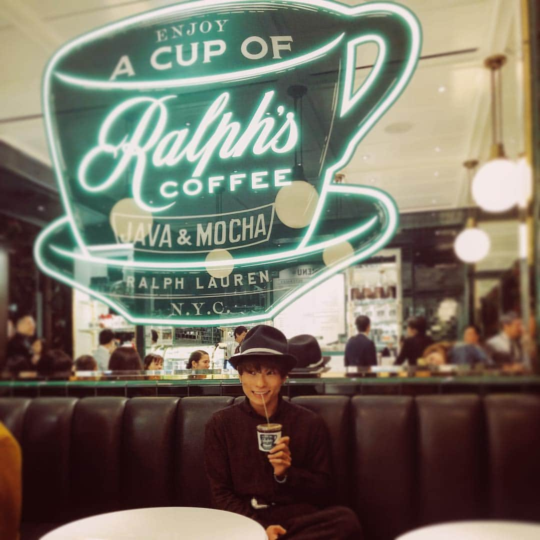 FUKAMIさんのインスタグラム写真 - (FUKAMIInstagram)「なんとフォトジェニックなコーヒーショップ。 #ラルフズコーヒー  #RL50 #MYRL #RalphsCoffee」11月22日 12時39分 - stylist_fukami