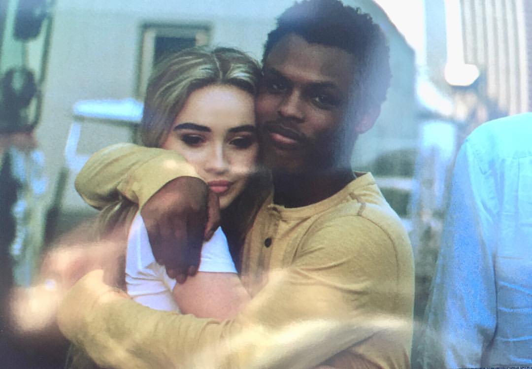 サブリナ・カーペンターさんのインスタグラム写真 - (サブリナ・カーペンターInstagram)「i jussss wanna hold tight」11月22日 3時55分 - sabrinacarpenter