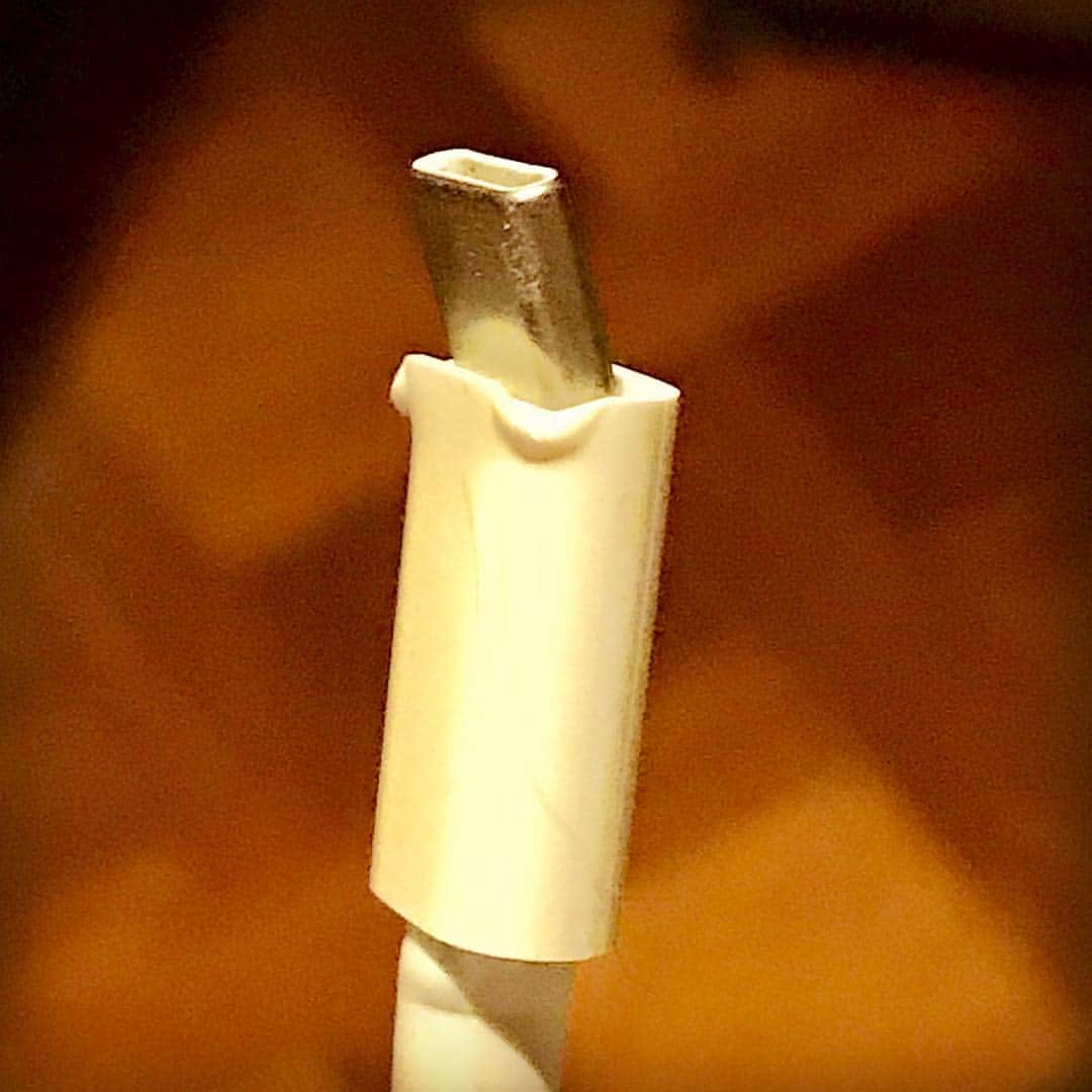 ブライアン・メイさんのインスタグラム写真 - (ブライアン・メイInstagram)「This is one of the reasons my love for Apple is turning to hatred.  Now we’re forced into using these damn USB-C connectors for everything. It means we have to carry around a bagful of pesky adaptors, we have to throw away ALL our old charging leads, and spend tons of money on new ones, and if something tugs in the wire it does NOT harmlessly fall out like the Mag-Safe plugs we all got so used to (genius). And if one of these things is plugged into the left hand side and we roll the computer to the left to insert in into the right hand side - THIS happens. A bent USB-C connector which is instantly useless.  So we spend more and more money replacing the horrible things.  I recently also found out how little Apple Help cares if you run into problems - all they want to do is sell you more stuff.  All in all - Apple has become an an entirely selfish monster. But they have us enslaved. It’s hard to find a way out. Anybody out there have the same feeling ? Bri」11月22日 7時35分 - brianmayforreal