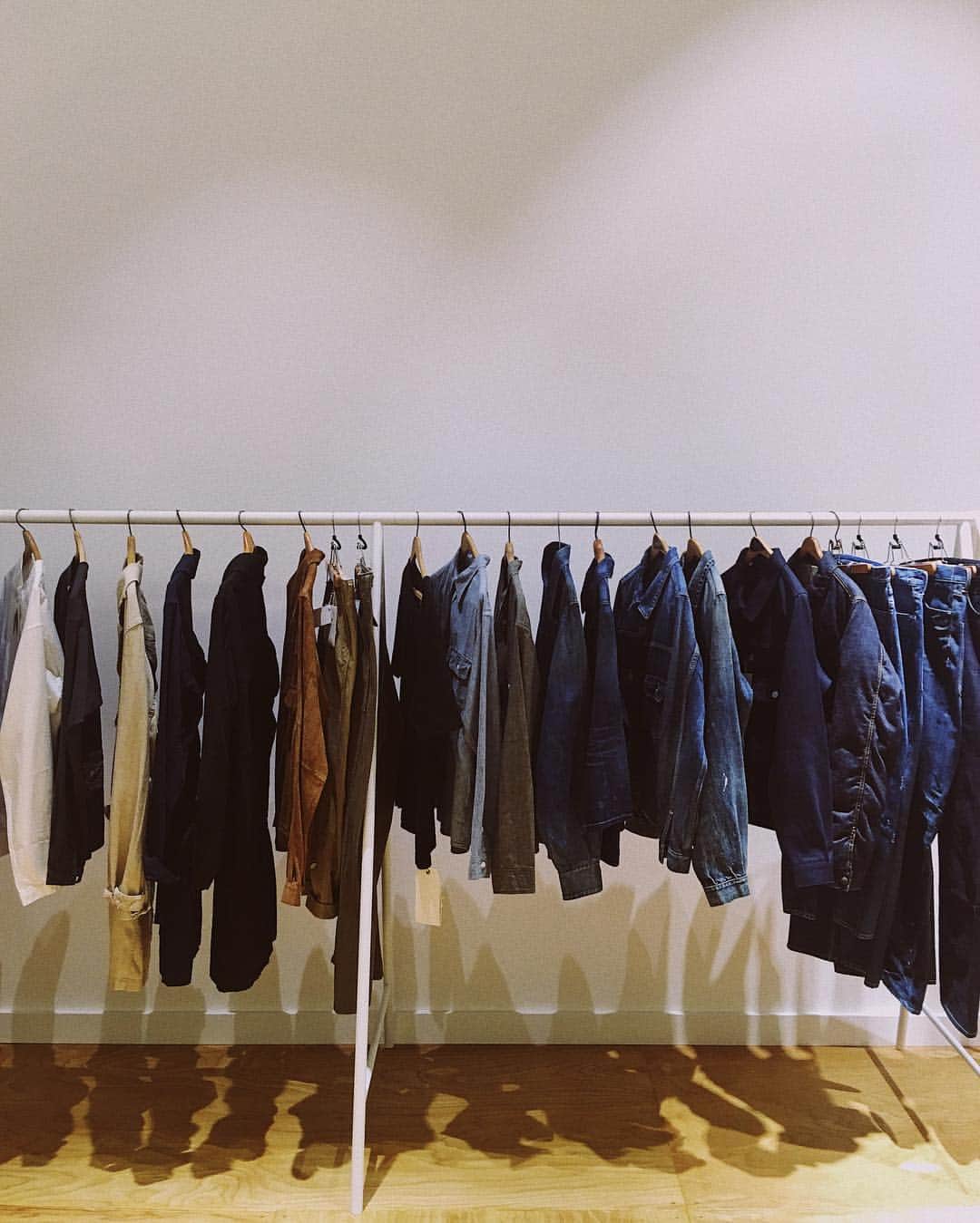 エリック・レヴァのインスタグラム：「@mrporterlive 🥀」