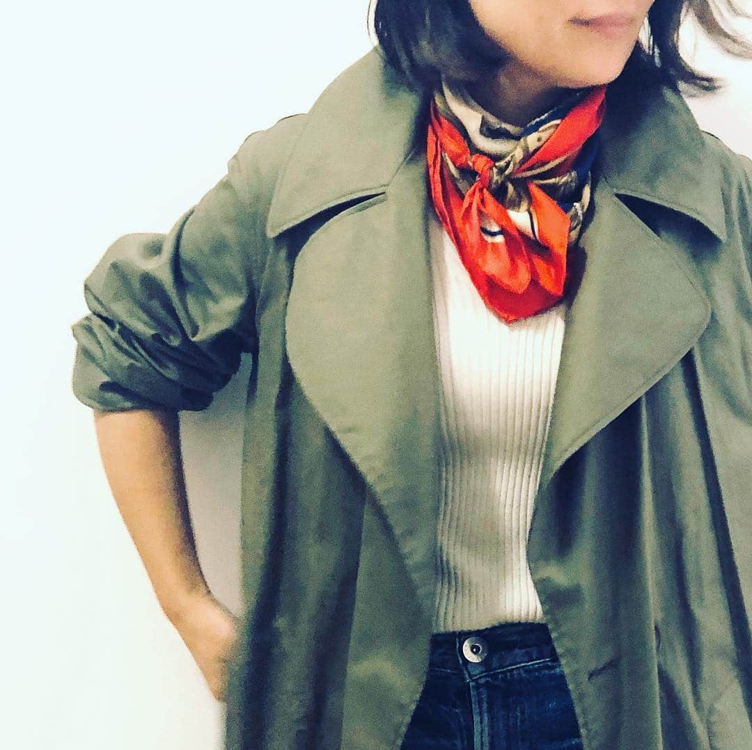 望月律子さんのインスタグラム写真 - (望月律子Instagram)「スカーフ☺︎❤︎ シンプルなニットにネックレスを付ける感覚でスカーフを巻く。可愛いし温かい❤︎ #スカーフ #ヴィンテージ」11月22日 8時30分 - ritsukomochizuki