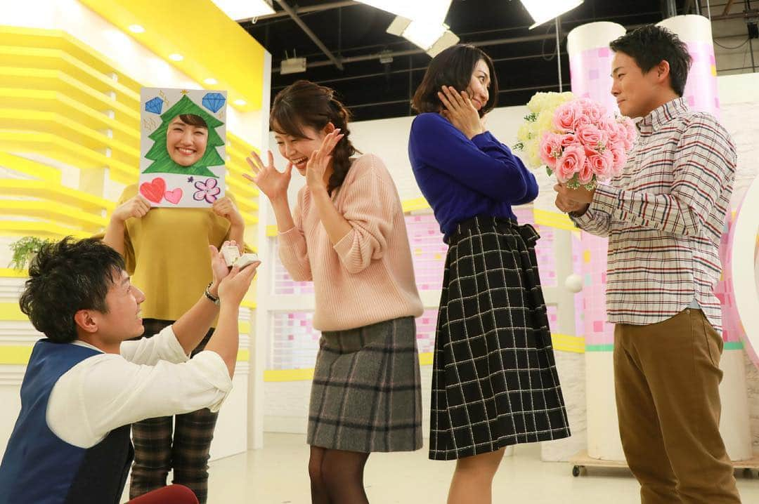 札幌テレビ「どさんこワイド朝」さんのインスタグラム写真 - (札幌テレビ「どさんこワイド朝」Instagram)「. 今日は「いい夫婦の日」です💑 . ということで、 男性アナウンサーから女性アナウンサーへプロポーズ💕 そして、それを見る西尾ツリー🎄 . 中には、今日プロポーズする方もいるんでしょうか⁉ . #いい夫婦の日 #プロポーズ . #どさんこワイド朝 #札幌テレビ #大家彩香 #小出朗 #小笠原舞子 #北本隆雄 #久保朱莉 #西尾優希 . どさんこワイド朝の #Youtubeチャンネル もあります！ 是非 #Youtube で 「どさんこワイド朝」と検索してみてください！」11月22日 9時23分 - dosanko_asa