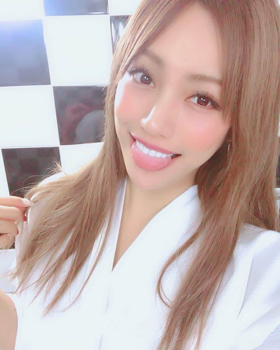 丹野珠里さんのインスタグラム写真 - (丹野珠里Instagram)「おはのん❣️起きたぁ？？♡( •ε- ) : 先日『10回のエステより1回のFCR』 と言われているラヴィータ行ってきたよ❤️ : 珊瑚の0.1㎜～0.2㎜の目に見えないトゲをお肌の深層部まで入れ込むの！！ それによってターンオーバー促進されて シミ・しわ・たるみ・にきび・にきび跡・ほうれい線etc... あらゆるトラブルに効果が発揮されるトリートメントだよ✨✨ : キレイになりたいな❤️私のお肌を宜しくお願い致します🥺❤️笑 @lavitaeye  #cyberjapan #cjd_junon #fcrトリートメント #fcr #beauty #naturalmakeup #dancer #エステ #美容 #サイバージャパン #ジュノン #ダンサー #美肌 #ラヴィータ  #三軒茶屋 #lavita」11月22日 9時32分 - cjd_junon