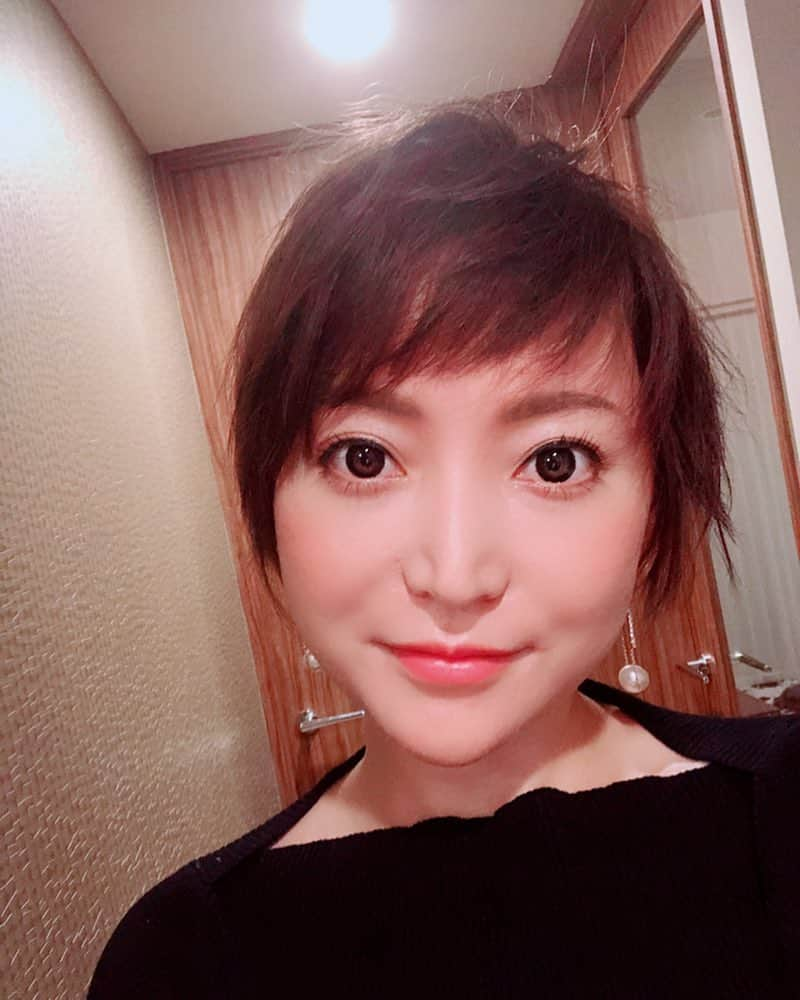 加藤綾菜さんのインスタグラム写真 - (加藤綾菜Instagram)「先週、髪をバッサリ切りました💓 初めはカトちゃんは気付いてもくれなかったけど アピールしたら気づいてくれました😆💕💕 #鈍感カトちゃん」11月22日 9時38分 - katoayana0412