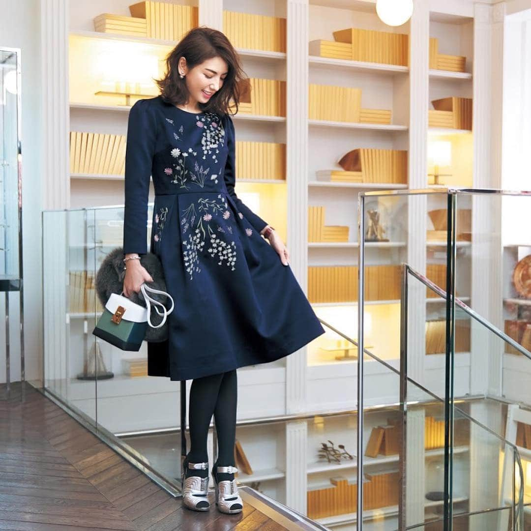 小川淳子さんのインスタグラム写真 - (小川淳子Instagram)「Beautiful Flower Embroidery Dress💐  繊細な刺繍がとっても美しいワンピース♡ フォーマルなシーンにも着て頂ける素敵な新作です♡  #chesty#onepiece#flower#チェスティ」11月22日 9時53分 - junkoogawa1225