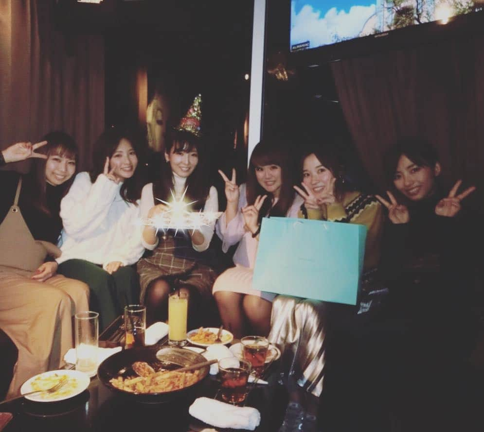 三ツ井裕美さんのインスタグラム写真 - (三ツ井裕美Instagram)「ゆかりんHappy  birthday🎂✨ * この前少し早めのお祝いをしました🥂 * すごく喜んでくれて嬉しかったー✨✨ * 会うのが久々なメンバーが多かったので私も嬉しかったし、本当楽しい時間でした😊 * そして沢山色々準備してくれたなちゅに感謝🙏 * 全然話し足りなかったー😂 * * 来年の夏で10年という事に最近気付き、驚きを隠せません！💦」11月22日 10時20分 - hiromi__km