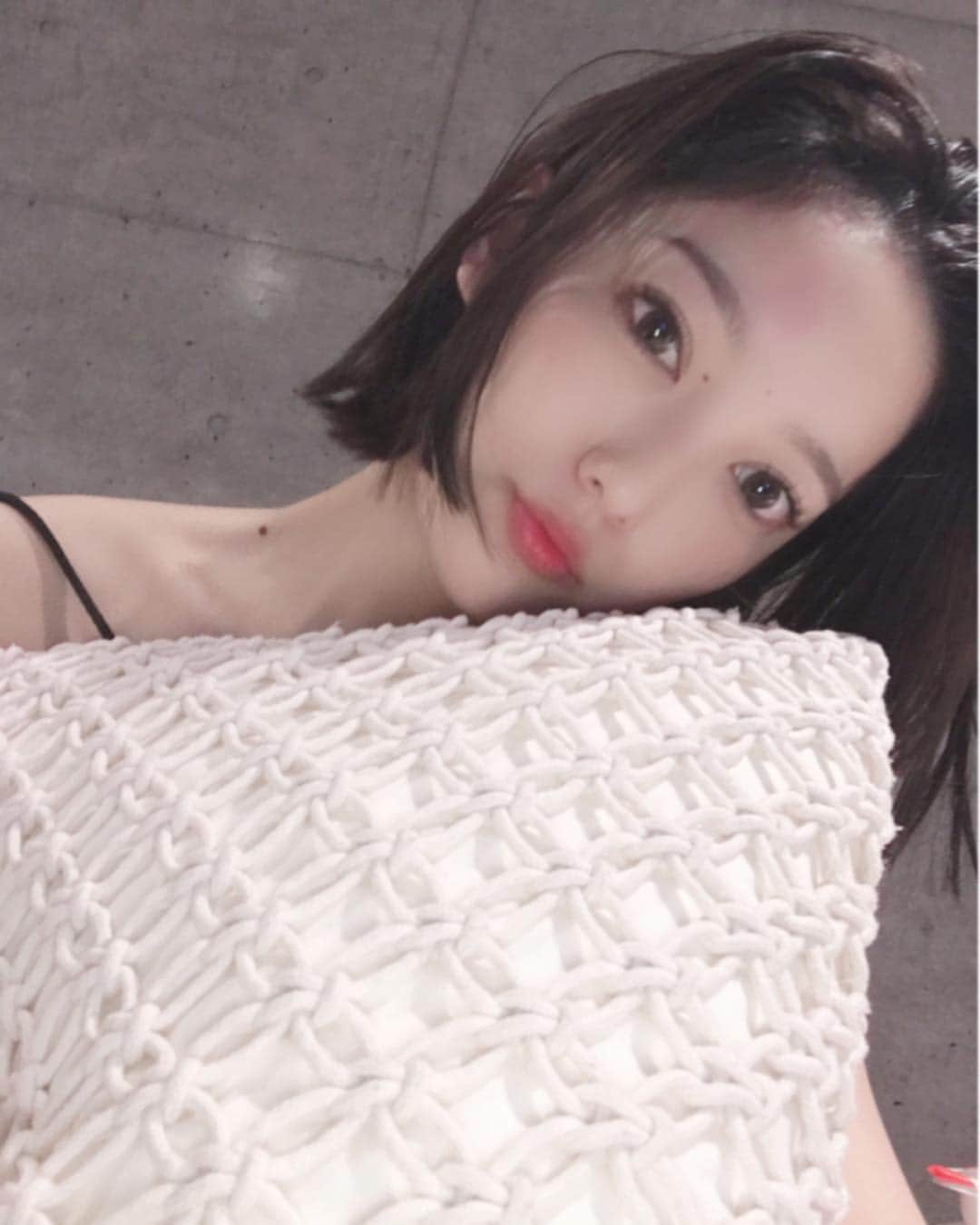 のインスタグラム：「22歳になりました。🌹 #mybirthday #22歳 #1120 もう大人だ、いやだ . #ショートボブ #shorthair #ボブ #黒髪 #hair #hairstyle」