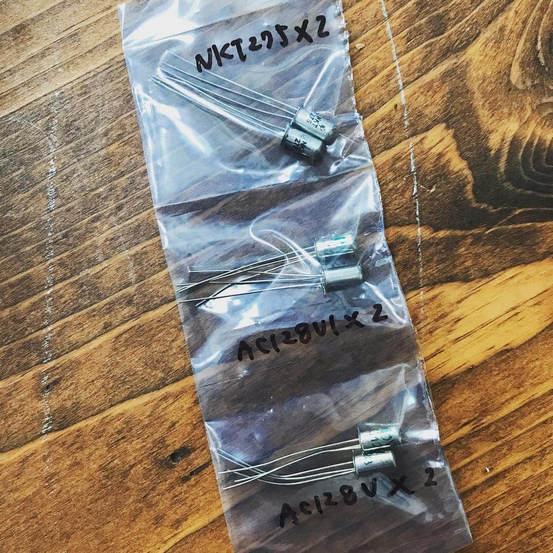 井手大介のインスタグラム：「ビンテージのゲルマニウムトランジスタ来たー！わくわく。 #NKT275 #AC128VI #AC128V  #fuzz #fuzzface  #germaniumtransistors #germaniumfuzz」