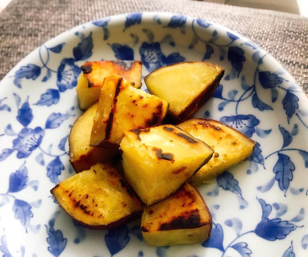 わちみなみのインスタグラム：「ここ最近さつまいもにはまってしまって、、、、今日は鳴門金時✨おいしい！ @garicia2 で、さつまいもの良さについて学んで、、食べだした😆 さつまいも親善協会会長の鈴木絢子さんという方がすごく美人。たべ続ければなれるかなあ？！笑笑  #鳴門金時 #わちみなみ #さつまいも #さつまいも親善協会  #鈴木絢子 さん」