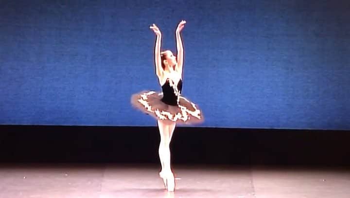 金原里奈のインスタグラム：「My mom just sent me an old video of myself dancing black swan variation when I was 12 years old 😂 #throwback #8yearsago #GaynorMinden」
