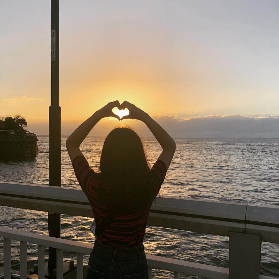 miyuのインスタグラム：「#インスタ映え #やってみたら #ぽくなった #江ノ島 #弁天橋#夕日#夕焼け」