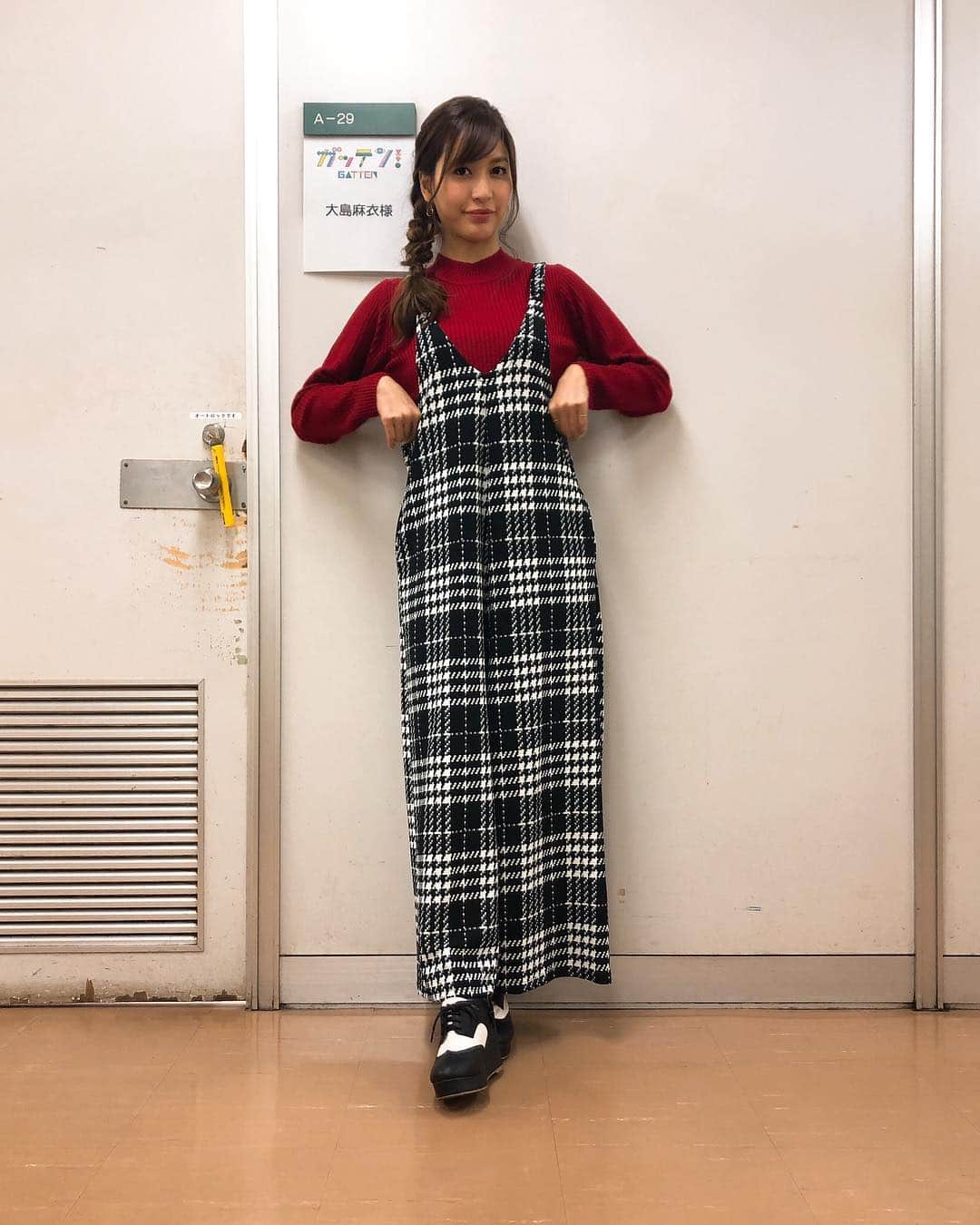 のインスタグラム：「ガッテン衣装👗 Knit:アースミュージック&エコロジー salopette:COCA #ポージングなぞ #どうしよっかなーポーズ w #アースミュージックアンドエコロジー  #COCA #fashion #styling」