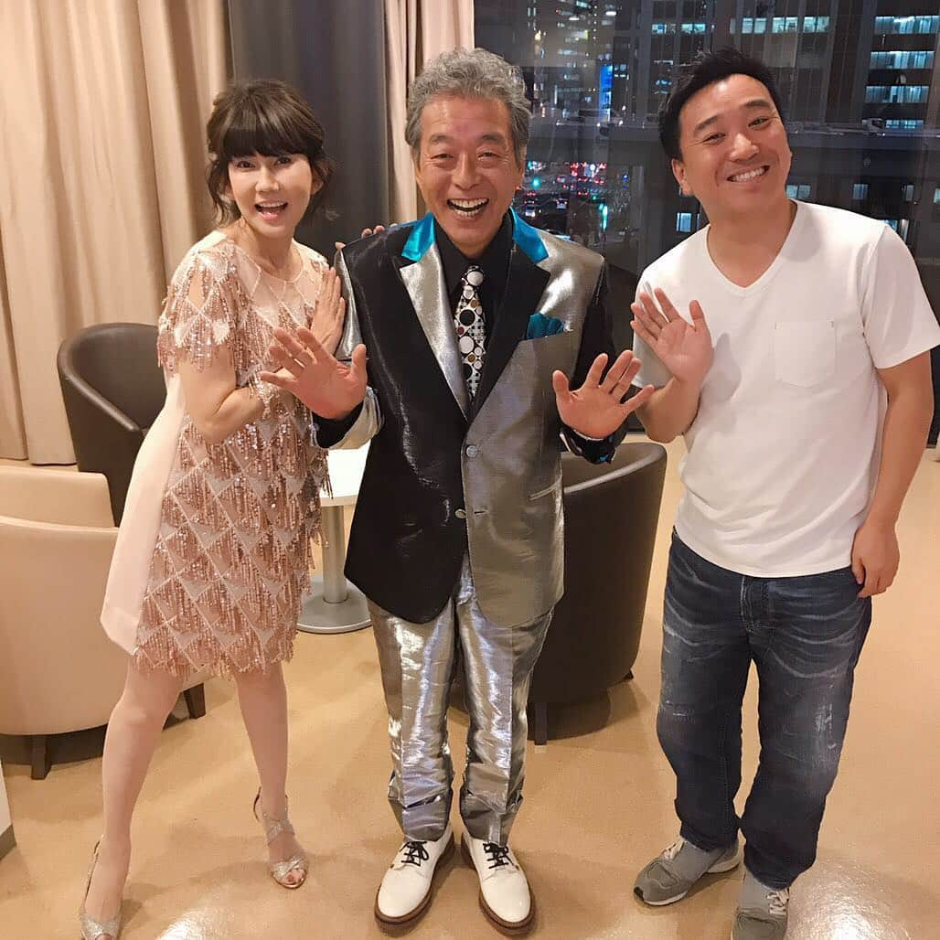 松本伊代さんのインスタグラム写真 - (松本伊代Instagram)「今日は大阪フェスティバルホールで よ〜いドン！でもお世話になっている円広志さんの デビュー40周年記念コンサート 〜円広志音楽祭2018〜 に月亭八光さんとゲスト出演させていただきました！ なんと、 1日限りの関西キャプテンのお二人にもご協力いただきました！  ミュージシャンの円さん、めちゃくちゃかっこよかったです！ よ〜いドン！の円さんも素敵だけど！！ #円広志 #40周年 #月亭八光 #よ〜いドン！ #大阪フェスティバルホール #関西キャプテン #よく見ると私の靴、右と左、、、」11月22日 21時38分 - iyo14_official