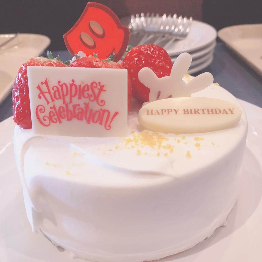 今井利奈さんのインスタグラム写真 - (今井利奈Instagram)「JK?disney👑💕 ・ ・ お誕生日シールに気づいたのは、乗り物で落ちる寸前🙊笑 貼るのうますぎる！ ありがとう💓 ・ ・ #ディズニー#制服ディズニー#ディズニーシー#クリスマスディズニー#バースデーディズニー#制服#JK#disney#disneysea#pink#birthday#christmas」11月22日 21時32分 - _rina_imai