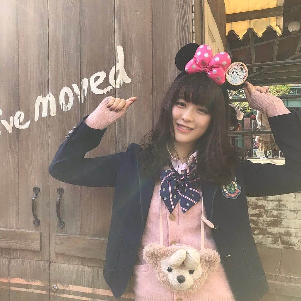 のインスタグラム：「JK?disney👑💕 ・ ・ お誕生日シールに気づいたのは、乗り物で落ちる寸前🙊笑 貼るのうますぎる！ ありがとう💓 ・ ・ #ディズニー#制服ディズニー#ディズニーシー#クリスマスディズニー#バースデーディズニー#制服#JK#disney#disneysea#pink#birthday#christmas」