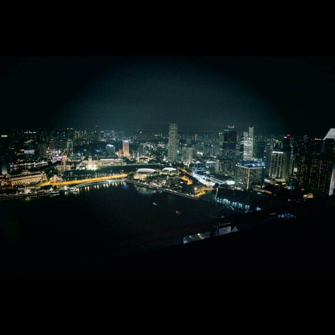 Yutaのインスタグラム：「興奮して寝れなくしてごめんなさい。  #堀越ついんず #夜景 #マリーナベイサンズプール #ファン様 #撮影写真だいき #シンガーポール #singapore #マリーナベイサンズ #twins」