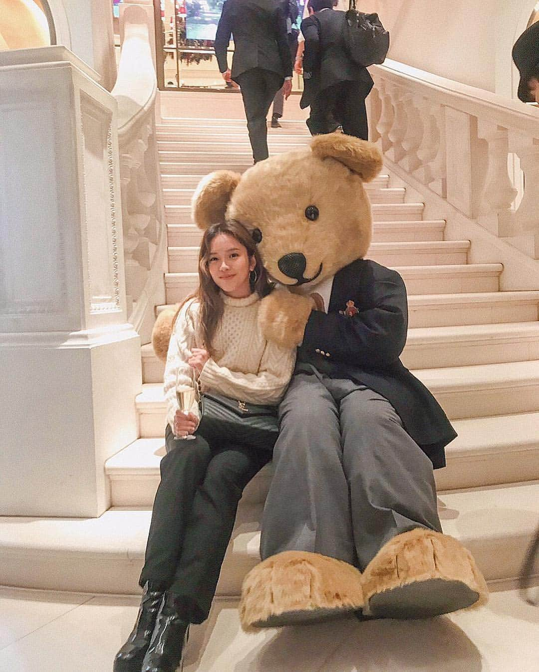 Lilmeさんのインスタグラム写真 - (LilmeInstagram)「Ralph Lauren Coffee🐻♥️🎄 ・ 50周年を迎えたラルフローレン✳︎ 表参道店がリニューアルし ラルフズカフェがOPENしたので ご招待頂いて行ってきたよ☕️💕 ・ せっかくなのでRalph Laurenのセーター着ていった🤫❄︎ ・ カフェの店内は既にX'mas仕様になっていて テンションあがったな〜☺️💘！！ みんなもRalph Laurenでお買い物した後は カフェでchill time楽しんでみてね🌠♡ ・ ・ #RL50#myRL#RalphsCoffee#cafe#Coffee#chill#RalphLauren#pr#streetstyle#ラルフローレン#ラルフ#クリスマス#コーヒー#カフェ#カフェラテ#ラテアート#表参道カフェ#東京#青山カフェ」11月22日 21時53分 - lilme_official