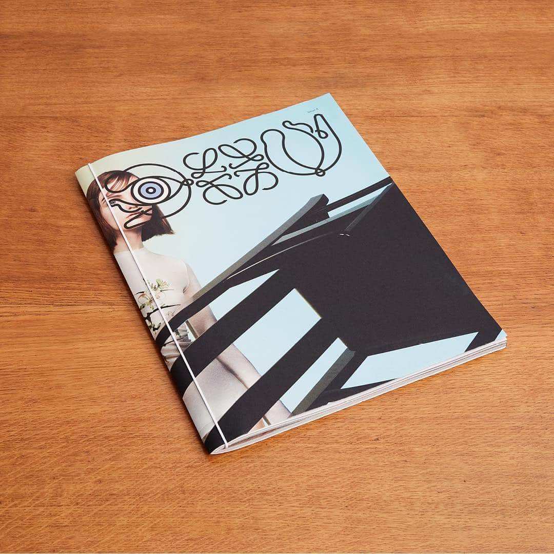 Loeweさんのインスタグラム写真 - (LoeweInstagram)「Issue 4: EYE/LOEWE/YOU Fanzine. Features interviews with Jonathan Anderson and Fran Lebowitz, Duane Michals' SS19 Menswear images and a page of #LOEWE stickers. Pick up your free copy in store. Edited by @jonathan.anderson Designed by @mmparisdotcom」11月22日 22時01分 - loewe