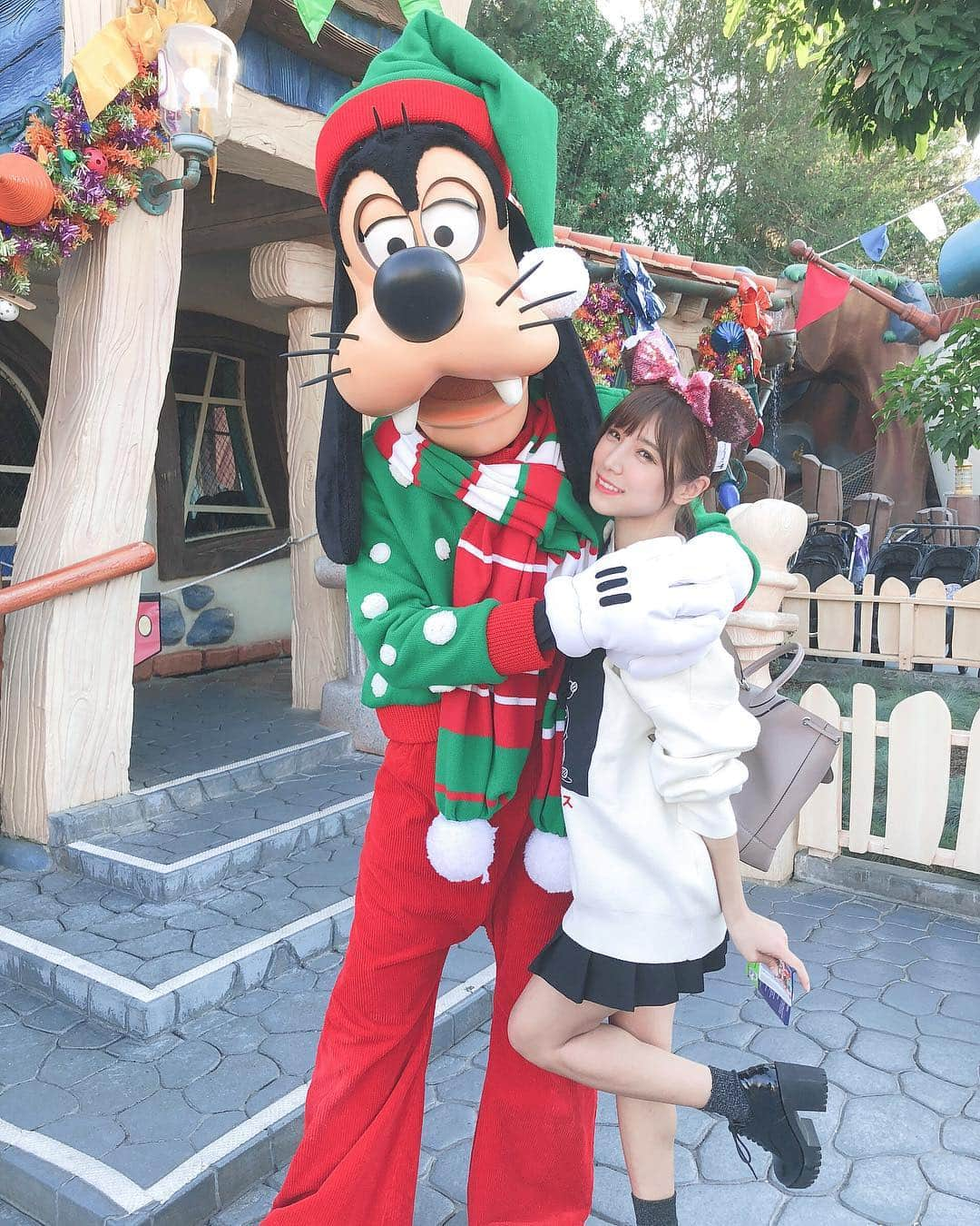 夏本あさみさんのインスタグラム写真 - (夏本あさみInstagram)「I love goofy the most💓💓💓hug〜♪ * * #anaheim #disneyland #disneyparks #california #🇺🇸 #グーフィー背高い」11月22日 13時49分 - natsumotoasami