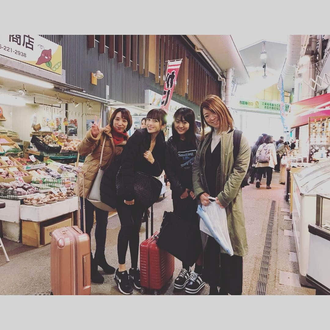 渡部いずみさんのインスタグラム写真 - (渡部いずみInstagram)「恋のから騒ぎ12期生✨慰安旅行💛2018💛金沢💛（あゆちゃん熱で欠席）  金沢が良すぎて良すぎて、来年の慰安旅行も即金沢に決まりました🍶💞🤪とにかくお魚関係や甘味が劇的に美味しく、タクシーはみんな優しい、マナー悪い人いない、お土産屋さん超充実、街の活気が旬、なんでも新しくて綺麗、すべてが非日常的🤗✨ 相変わらずのメンバーでたくさん良い情報をくれた‼️水筒持ち歩き節約術、白い卵は買うな、ランチパックの危険な香りに気がつけ、女児の２タイプ、うるさい場所で勉強させよ、お婆さんになってから婦人科に行く理由、更年期になる直前の兆候、開き直ったポッチャリの最強の魅力、中間色を着る女性、松坂桃李のエロい映画、  #恋のから騒ぎ#恋のから騒ぎ12期生#明石家さんま#日本テレビ#慰安旅行#日本海#石川県#金沢#カニ#香箱蟹#近江町市場#ひがし茶屋街#金箔#金箔ソフトクリーム#兼六園#21美術館#加賀温泉#九谷焼#beauty#旅ブラ#ぶらり旅#トーク力#おかやん#ししまい#水嶋#南米の鳥」11月22日 13時58分 - pincher__izumi