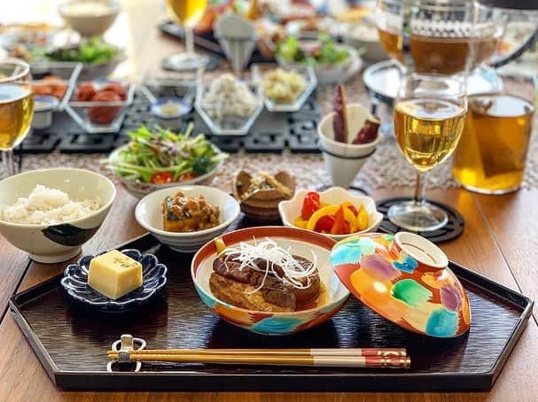 のインスタグラム：「. ▫️角煮と大根の煮物 ▫️かぼちゃのとろっとそぼろ煮 ▫️卯の花 ▫️パプリカの南蛮漬け ▫️玉子豆腐 ▫️サツマイモ塩バター ▫️サラダ ▫️お好み出汁茶漬け . 角煮と大根は前日仕込んで味を染み染みに♡ 角煮の脂は丁寧に取れるだけ取って、柔らかく煮込みました🍖 . 作る事も好きだけど、美味しい美味しいと食べてくれる事が何より嬉しい☺️🥂 . . #「夫婦のきずなごはん」&「1回のお買い物で3日献立　夫婦のきずなごはん」発売中  #細貝家の食卓  #おうちごはん #料理 #盛り付け #テーブルコーディネート #疲労回復メニュー #免疫力アップメニュー  #アスリート飯 #時短レシピ #料理本 #料理好きな人と繋がりたい #クッキングラム #kochen #essen #instafood #foodstagram #delistagrammer」