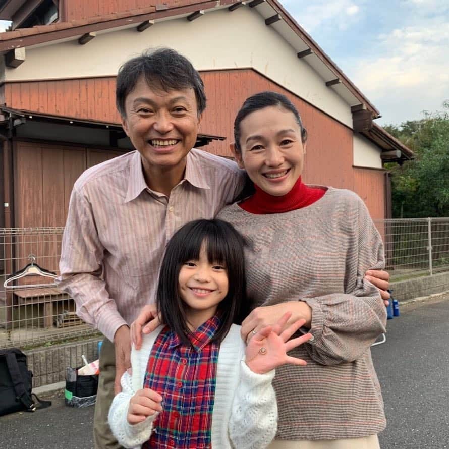 TBS「ルームロンダリング」のインスタグラム：「. まくず家族❣️ . オフショット😊 . 4話 MBS：11/25 24:50~ TBS：11/27 25:28~ . #ドラマイズム #ルームロンダリング #相島一之  #中込佐知子  #白鳥玉季」