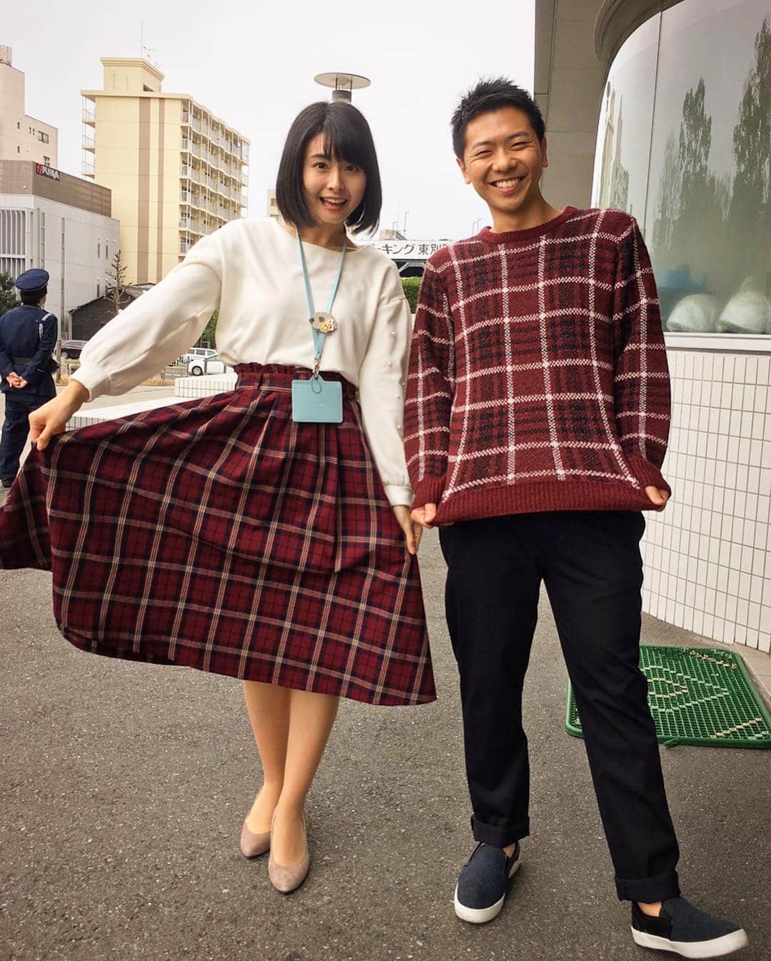 のインスタグラム：「今日はもっちーとペアルック！ 衣装が赤チェックかぶりでした！ 秋を感じますね🌰 明日からの連休、紅葉を見に行かれる方もいらっしゃいますか？🍁 お出かけ前に、明日も #ドデスカ 是非ご覧ください！ #メーテレ #アナウンサー #望木聡子 アナ #もっちー #上坂嵩」