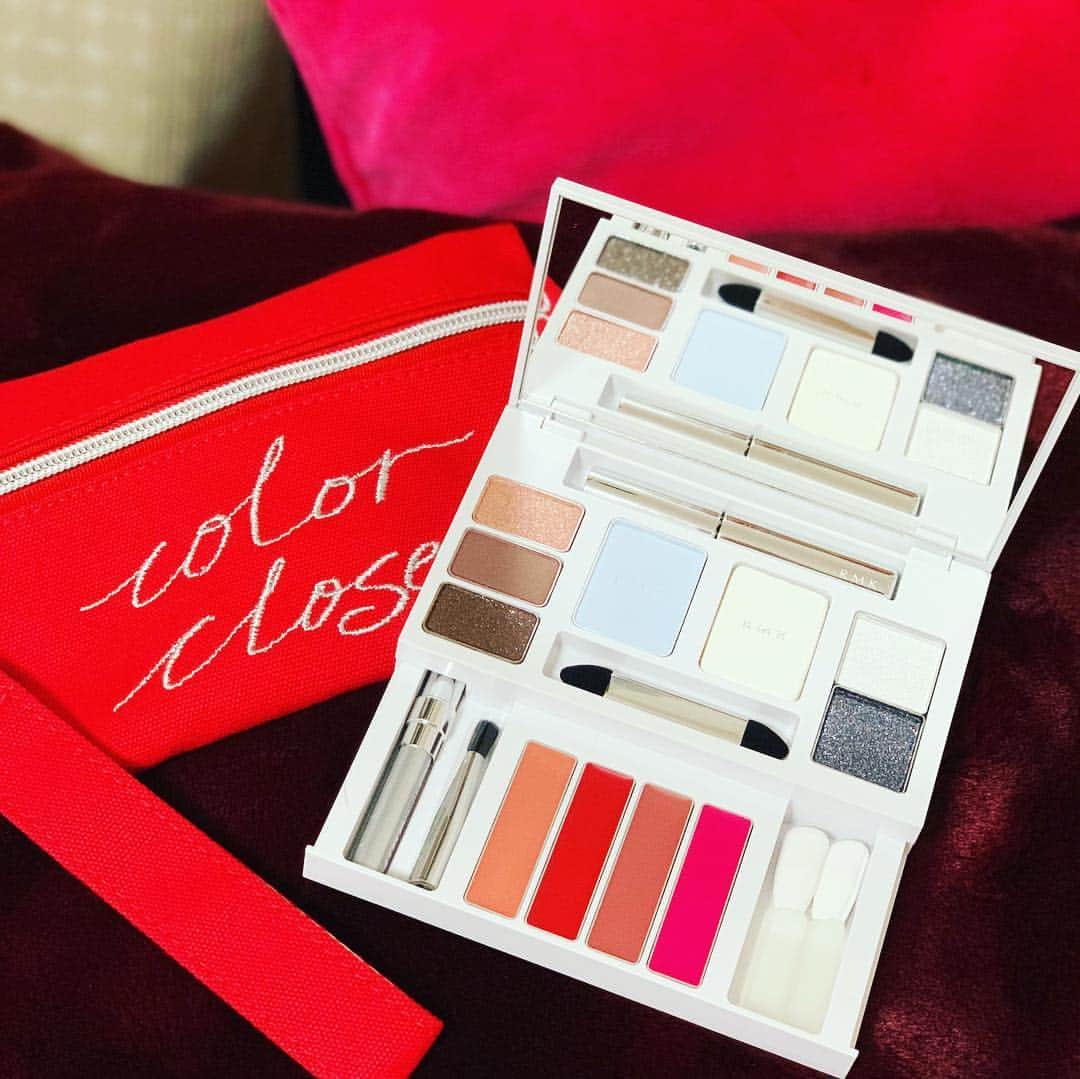 三浦加納子のインスタグラム：「RMK Christmas Travel Makeup Kit🎄🎁💄 旅のお供に✨ ミニマスカラ&アイライナーもセットされてて至れりつくせり😊  #RMK #クリスマスコフレ」