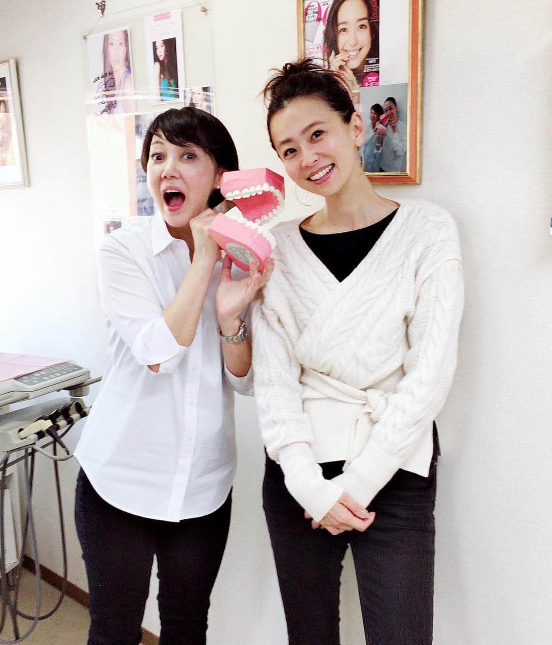 五明祐子さんのインスタグラム写真 - (五明祐子Instagram)「ホワイトホワイトで石井さとこ先生にホワイトニングとリップるんをしていただきました😍✨ 光をあてないホワイトニング20分で2トーンあがりました👀 リップるんは皮がむけやすくていつもリップクリームが手放せない私🤣に劇的に効いた👀‼️次の日も唇💋しっとり✨ 2枚目コスメキッチンの展示会でも見てすごく気になっていたナチュラルドロップス。ジェルタイプの薬用歯磨きです🙆‍♀️ ・ ・ #石井さとこ#whitewhite#ホワイトホワイト#ホワイトニング#リップるん#審美歯科#セラミック矯正#マウスピース矯正#白い歯#デンタルケア#デンタルクリーニング#歯の黄ばみ#歯並び#ナチュラルドロップス#コスメキッチン」11月22日 16時03分 - gomyoyuko