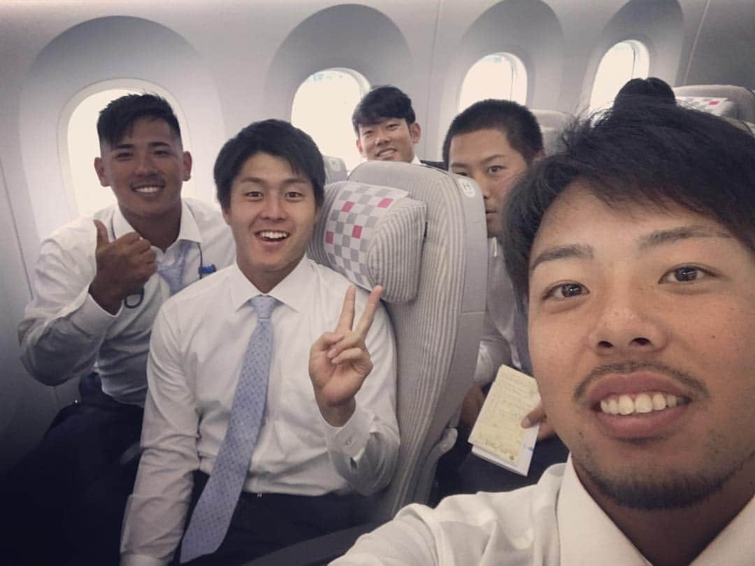 のインスタグラム：「ウィンターリーグ台湾到着！！ 写真は出発前の飛行機😊 12月17日まで頑張ります！ ホーーース  #本田圭佑#中塚駿太#田村伊知郎#齋藤誠人#愛斗 #仕上がってる#いききってる #サイコー#3150#カリスマ #instagood#instalike#followme #tagsforlikes#tflers#いいね」