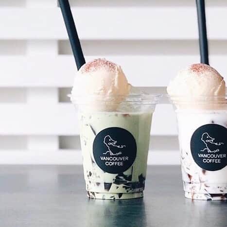 liddell_deliのインスタグラム：「. こんにちは◎ . 本日は、藤沢本町にある 「VANCOUVER COFFEE」をご紹介!! . 投稿画像はコーヒーゼリー抹茶ミルクと コーヒーゼリーミルク🍵🥤 上に乗っているアイスクリームはトッピングです。 店内は暗めの色の壁と照明で落ち着いた 雰囲気が感じられます。 . 湘南らしいスローライフを感じることが できるカフェですね! ぜひチェックしてみてください✨ . Today’s photo by @marichi.22 . -------------------------------- . VANCOUVER COFFEE (バンクーバー コーヒー) . 住所：神奈川県藤沢市本町3丁目17-16 営業時間：12:00~17:00 定休日：不定休 最寄駅：藤沢本町駅 . -------------------------------- . @liddell_deliでは、 トレンドのお店をテーマごとにご紹介します。 . あなたが気になるテーマをコメントで教えてください🍴 . @liddell_deliをタグ付け or #lideli をつけてポストしてください◎」