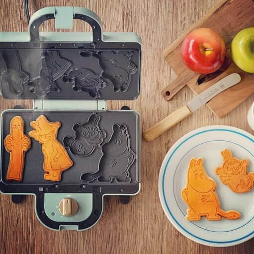 plywood（プライウッド）のインスタグラム：「みなさんこんにちは🍁  今日はムーミンホットサンドメーカーをご紹介します☺️コレ1台でムーミン谷の仲間たちの焼き目をあしらったホットサンドと焼き型を作れます。毎日の朝食もムーミンカフェ気分に☕焼き型もかわいくラッピングしてプチプレゼントに喜ばれそう✌️ . 当店楽天ショップでは11/23(金)10:00から『ブラックフライデー』を開催！25日20時から4時間限定でポイント最大49倍のマジックアワーもお見逃しなく😁 . ▼送料無料 ムーミン ホットサンドメーカー https://item.rakuten.co.jp/plywood/01549260/ . .  #ムーミン#ムーミンカフェ#ホットサンド#ホットサンドメーカー#焼き菓子#スイーツ#スイーツ作り#朝食#スナフキン#北欧#キッチン#楽天ポイント#moomin#bruno#plywood」