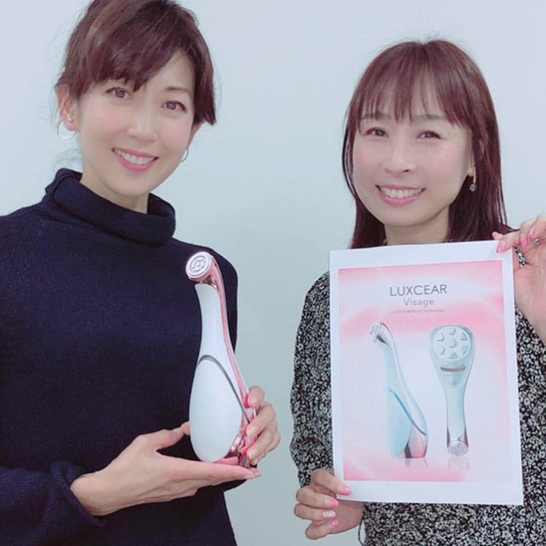 草間淑江さんのインスタグラム写真 - (草間淑江Instagram)「・ ・ 最終の打合せ終了後の１枚。 ・ ・ 写真は、通販スペシャリストの江見真理子先生！ ・ ・ ショップチャンネルに向けてトーク練習をこれまでずっとしていただいてきましたがとうとう明後日２４日になりました。 ・ ・ いつも優しい笑顔で楽しく的確なアドバイスをしてくださる真理子先生。 ・ ・ 感謝の気持ちでいっぱいです。 ・ ・ ２４日頑張ります！ ・ ・ ２枚目は今日の一枚。 ・ ・ 自分でも見たことのない真剣な顔🤣 ・ ・ #トークレッスン#江見真理子 さん#心強い#プロフェッショナル#パワー#感謝#１１月２４日#ショップチャンネル#ルクセア#よろしくお願いします #草間淑江」11月22日 18時19分 - yoshie_kusama