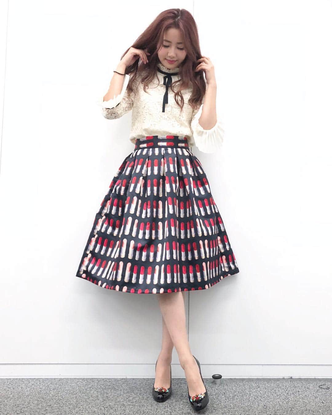 のインスタグラム：「* * 取材のときの自前衣装👗👠 親友ちゃんがりぃっぽいと選んでくれた リップ柄のスカート💄 * ブラウスは去年のERDEM×H&Mのもの👚 * 今夜も21時から『リーガルV』みてください❤ * #tvasahi #drama #legalv #テレビ朝日 #ドラマ #リーガルv #hmerdem #hm #christianlouboutin」