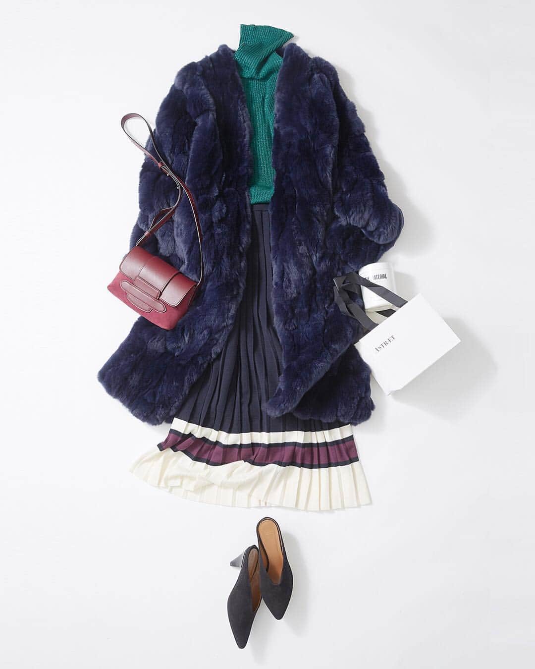 ルミネ公式のインスタグラム：「ゴージャスコートはカジュアルアイテムと合わせて #コート ¥92,000+TAX #ニット ¥23,000+TAX #スカート ¥30,000+TAX #バッグ ¥68,000+TAX #ミュール ¥58,000+TAX #バスソルト ¥3,500+TAX ・ [ #LUMINEMAGAZINE ] #lumine #ルミネ #ニュウマン新宿 #アストラット #ootd #outfit #fashion #coordinate #コーディネート #ファッション #デイリーコーデ #コーデ #フォロー #田沼智美 http://magazine.lumine.ne.jp/?p=79275 ※商品の価格や取り扱い状況は撮影時点のもので、変更になることがあります。」