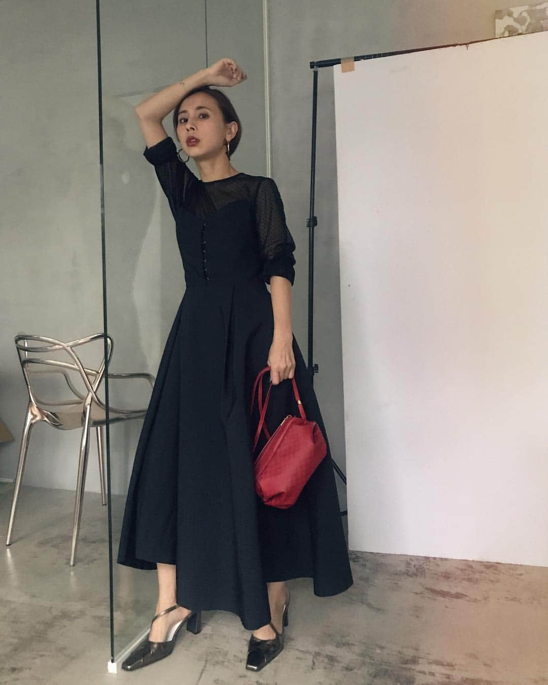 のインスタグラム：「あめりふく。 . DOT SHEER FLARE DRESS ¥23100+tax 11/23 ASKEW STRAP PUMPS ¥18500+tax 11/23 BAG  VINTAGE . お待たせしました！ 今の時期たくさんお問い合わせいただくオケワンピ。 今月はたくさんご用意しました！ まずはアッパー部分がドットのシアーになってるディメンショナルワンピ。 なんとこの子パットが入ってるので下着の心配無用✌️ 先日アップしたボルドーと二色でご用意してます！ . 詳細はウェブストアのcomingsoonにて . @ameri_shinjuku @amerivintage @ameri_daikanyama #ameri#amerivintage #fashion #coordinate#ootd#outfit#osanposnap #705_outfit #大人ファッション #大人コーディネート #大人スタイル #modestyle #modefashion#modecasual #結婚式コーデ #結婚式お呼ばれ #結婚式ドレス#お呼ばれコーデ #パーティードレス」