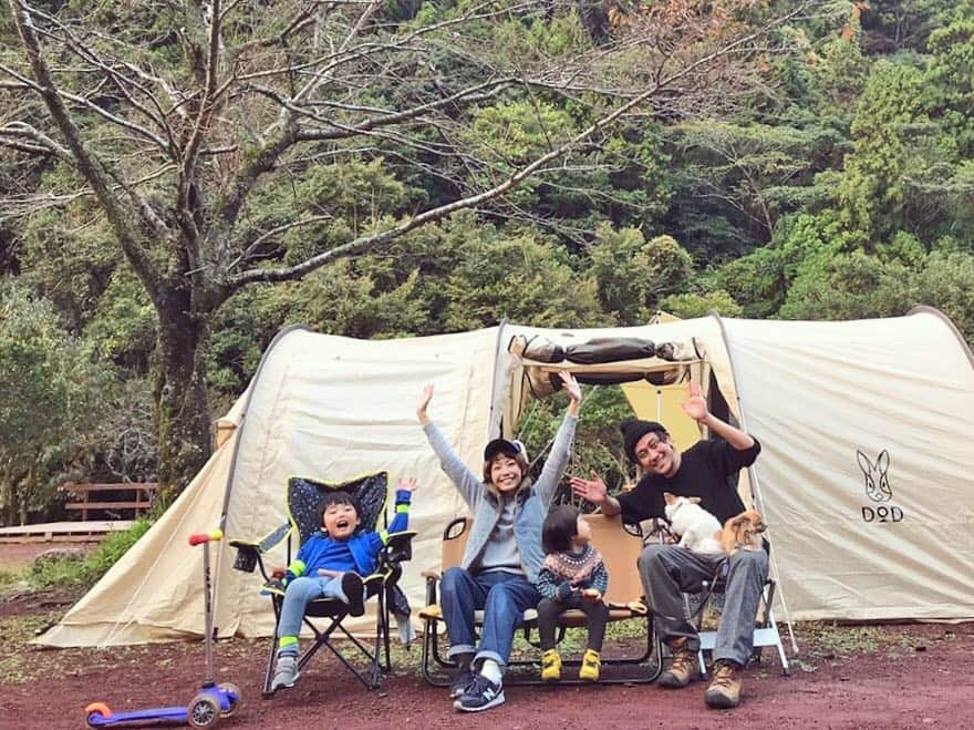 むらたさきさんのインスタグラム写真 - (むらたさきInstagram)「⛺️⛺️✨ ． #父ちゃんの連休が晴れたらキャンプへ ． ． ． 翌日に行きたい場所があったので、 今回は伊豆方面へ行ってきました🏕😊 ． 標高的にもそこまで寒くなく、 24時間入れる温泉が徒歩10秒にあったのが これまたよかった〜♨️🤤♡ ． ． ごはんは100%仕込んで行ったので、 着いてからの心の余裕もややあったような？😋🍛✨ ． ． ． 家の近くでは数えるほどしか見えん星も、ここでは満天💫 ． 子どもたちと一緒に見られて、 夜はシカの鳴き声を聞きながら眠って、 朝はまた温泉に入って〜とのんびり出来た連休でした 🙏😊♡ ． (↑移動・設営・撤収以外で😂笑) ． ． ． ． 来月は父ちゃんの連休がないので もうこれで今年は最後かなぁ…と思いきや、 昨日、あと1回行けるかも🏕😍✨！？と聞いてワクワク🤤☀️ ． それまでに母は、 〆切いろいろ終わらせねばっ✍️🏃‍♀️🏃‍♀️ ． ． ． ． ． 父のテンションに次男が釘づけで タイマーと👦🐶🐶3匹のタイミングが合わんかった😂 ． ． ． 20181105 #5歳5ヶ月 #2歳6ヶ月 #兄ちゃんとおとうと ． #時差スタグラム 🙏😅🍂 #DOD #カマボコテント」11月22日 18時15分 - muratasaki