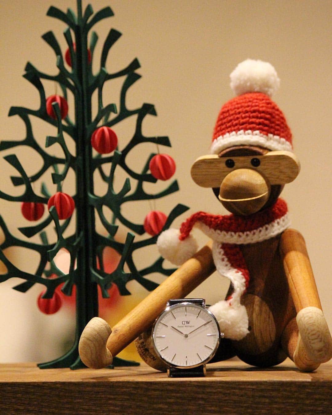 snooze500のインスタグラム：「急に寒くなってきましたね💨 #カイボイスン の#モンキー も冬支度🎅🎄です^ ^ モニターでいただいた @danielwellington の腕時計と共に😙 ************************ Black Friday Campaignがスタート♪ 11月21日～11月26日の一週間、過去最大のディスカウントだそうです✨ ‥ ▪️腕時計とストラップの購入で20％OFF ▪️DAPPERシリーズ全品50％OFF （15%OFFクーポン併用可能） ‥ DAPPER＋ストラップを購入の場合、50％OFFから、さらに20％OFF。 ‥ 🔸15％OFFクーポンコード→snooze （有効期限:12/31までです） ‥ https://www.danielwellington.com/jp ‥ #ダニエルウェリントン #DWforeveryone #北欧 #腕時計 #DanielWellington #blackfriday」