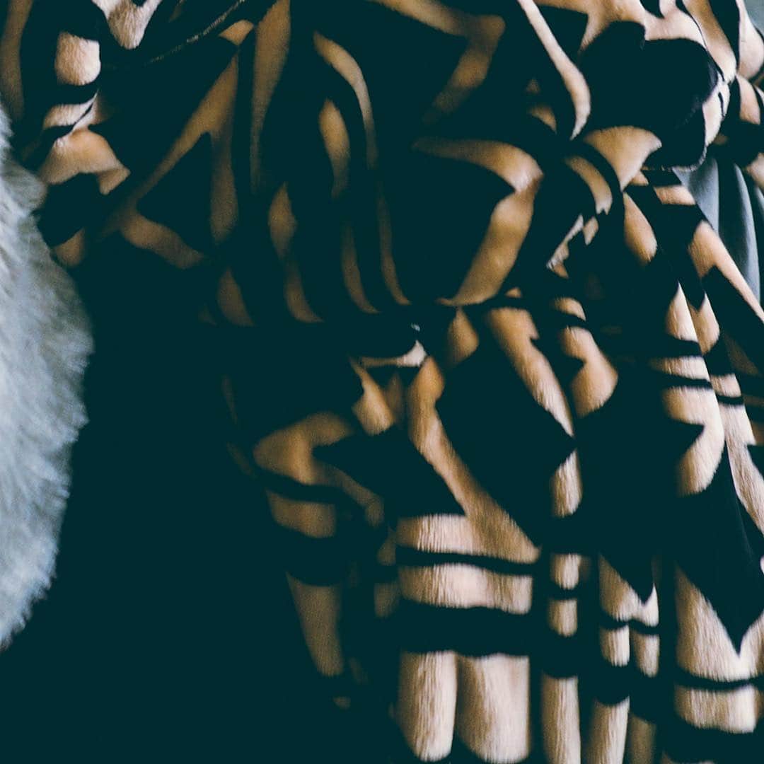 EMMAROBE【公式】さんのインスタグラム写真 - (EMMAROBE【公式】Instagram)「【RELAX】 無防備でいたい時もある。  @emmarobejp #EMMAROBE #エマローブ #robe #blanket #ブランケット #freedom」11月22日 18時29分 - emmarobejp