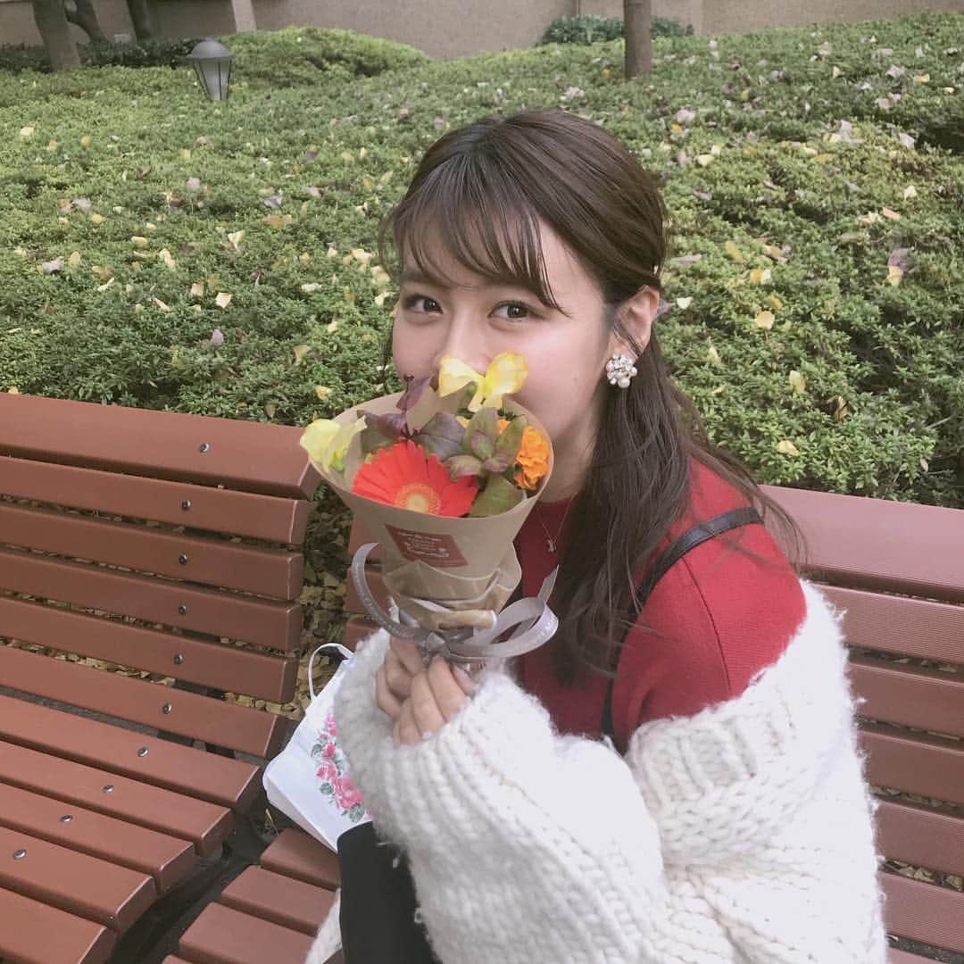 井口綾子さんのインスタグラム写真 - (井口綾子Instagram)「・ サプライズでもらう花束ってすごく嬉しい💐 後輩にもらいました😭✨ みなさんがもらって嬉しいプレゼントってなんですか？？」11月22日 18時42分 - ayako_inokuchi