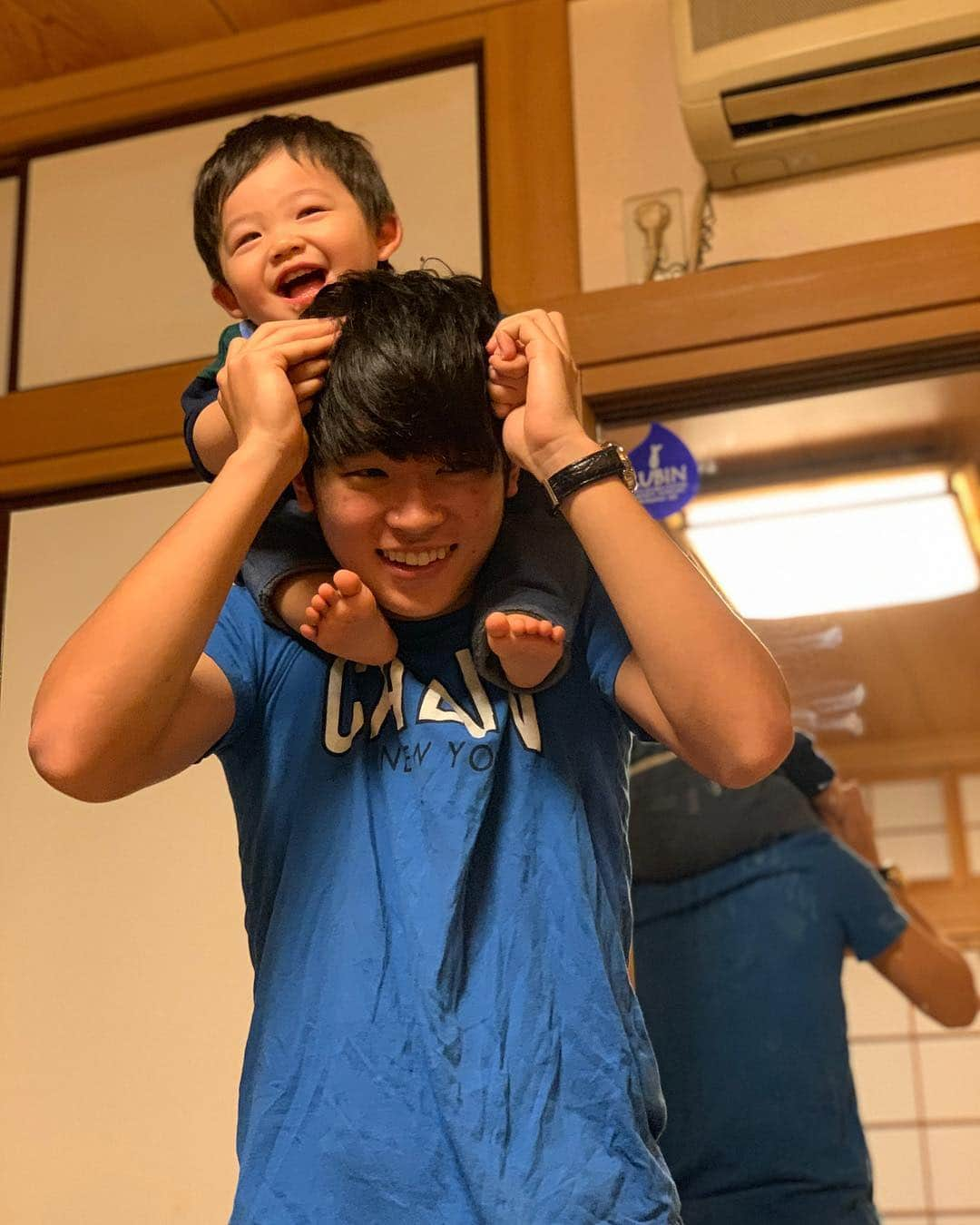 すしらーめん《りく》さんのインスタグラム写真 - (すしらーめん《りく》Instagram)「頭にヨダレが〜〜😂 #弟 #brother #肩車」11月22日 18時59分 - sushi_riku